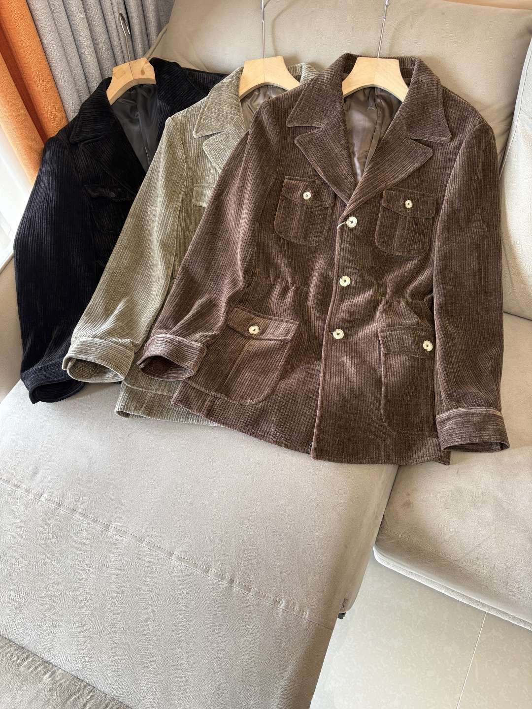 NO:613751,; Lp hand-made and hand-sewn is one of the important features of privately made suits. Tailors will use traditional hand-sewing techniques, such as hand-making, hand-cutting, hand-sewing, etc., to ensure that every detail is refined. The suits produced by this process not only have a high fit, but also have smooth lines and are comfortable to wear.  Detail processing Hand-sewn custom suits pay great attention to details. For example, the collar, cuffs, buttons and other parts of the suit will be finely hand-processed to ensure overall coordination and beauty. At the same time, it will also be personalized according to personal needs and preferences, such as adding personal logos, adjusting pocket designs, etc. This means that each suit is unique and carefully crafted by experienced craftsmen, paying attention to every detail to ensure high quality.  The 'burden reduction' design takes into account the heat of summer. The suit pursues lightness in design without losing solemnity and elegance, so that the wearer can remain comfortable in hot weather. The half-three-dimensional and half-line design fits the body curve, while the three-dimensional tailoring can shape a tall and straight figure, making the overall shape more stylish. Material combination This suit uses high-quality blended materials.  The high-temperature shaping and ironing process fixes the shape of the suit through high-temperature treatment. It can remain stiff and not deformed even in high-temperature environments, ensuring that it remains elegant when worn for a long time. The notched lapel collar is a simple and classic collar design that is suitable for various occasions and shows the wearer's stability and confidence.  To sum up, this handmade summer suit combines elegance and practicality, with high-quality materials and exquisite workmanship. It is undoubtedly an ideal choice for gentlemen to show their unique charm in summer. Whether it is for formal occasions or daily wear, it can show the taste and style of the wearer; clothes 48-56,,loro piana,business suit,alexander wang19860909; Lp手工打造手工缝制是私定西装的重要特点之一.裁缝会采用传统的手工缝制工艺,如手工打版、手工裁剪、手工缝纫等,确保每一个细节都精益求精.这种工艺制作出来的西装不仅合身度高,而且线条流畅,穿着舒适. 细节处理手工缝制私定西装在细节处理上非常注重.例如,西装的领口、袖口、扣子等部位都会进行精细的手工处理,以确保整体协调性和美观度.同时,还会根据个人的需求和喜好进行个性化定制,如添加个人专属标识、调整口袋设计等. 这意味着每一件套西都是独一无二的,由经验丰富的工匠精心制作,注重每一个细节,确保品质上乘. “减负”设计考虑到夏季的炎热,套西在设计上追求轻便,同时不失庄重和优雅,使穿着者在炎热的天气中也能保持舒适. 半里立体有型半里设计贴合身体曲线,而立体剪裁则能塑造出挺拔的身形,使整体造型更加有型. 材质组合这款套西采用了高质量的混纺材料, 高温定型整烫工艺通过高温处理,套西的形状得以固定,即使在高温环境下也能保持挺括不变形,确保长时间穿着依然保持优雅. 平驳领这种领型设计简约而经典,适合各种场合,展现出穿着者的稳重和自信. 综上所述,这款手工打造的夏季套西融合了优雅与实用,材质上乘,工艺精湛,无疑是绅士们在夏季展现自己独特魅力的理想选择.无论是参加正式场合还是日常穿着,都能展现出穿着者的品味和风格；衣服48-56,,loro piana,business suit,alexander wang,Men's clothing