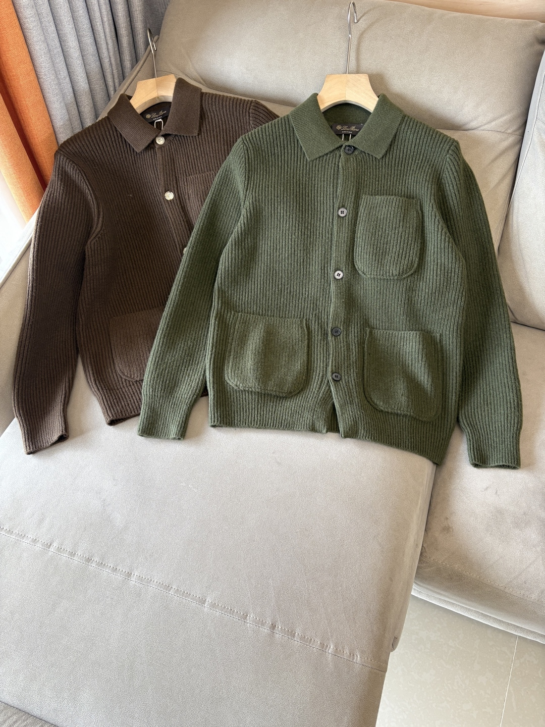 NO:610342,The 'Time-consuming King' diamond jacquard design selects ultra-fine high-quality yarns for the lapel short-sleeved men's collection. The 'Time-consuming King' round neck is a luxurious craftsmanship that touches the skin. The diamond-shaped hollow jacquard is made with ingenuity. The three-dimensional diamond-shaped jacquard that took several months to carve creates an architectural aesthetic texture between the warp and weft.  The simple lapel outlines neat lines, and the short-sleeved cut is suitable for many scenes - when layered with a suit in a business meeting, it looks elegant, or when worn alone in leisure time, it shows the gentleman's taste. The collection style will never fade. The details are testimony to the quality. Precision machining ensures that the seams are smooth and the bone reinforcement is durable and not deformed; the collar thread has been washed and tested, and it still looks like new after long-term wear. Every detail is a testimony of 'time-consuming'. Size M-XXL,, T-shirt, business suit, alexander  wang19860909耗时王”菱形提花设计甄选超细优质纱线翻领短袖男士典藏款「耗时王」圆领奢雅工艺,触肤即高阶. 匠心底蕴菱形镂空提花 耗时数月雕琢的立体菱形提花,经纬间织就建筑美学肌理,光影穿透时显隐交错,举手投足尽展低调奢华. 经典型格翻领短袖设计 简约翻领勾勒利落线条,短袖剪裁适配多场景——商务会晤时叠搭西装显儒雅,休闲时光单穿流露绅士品味,典藏款型永不褪色. 细节至臻品质见证 精密车工确保接缝平整,骨位加固耐穿不变形；领口螺纹经水洗测试,久穿仍挺括如新,每一处细节皆为「耗时」证言. 码数M-XXL,,T-shirt,business suit,alexander wang,Men's clothing