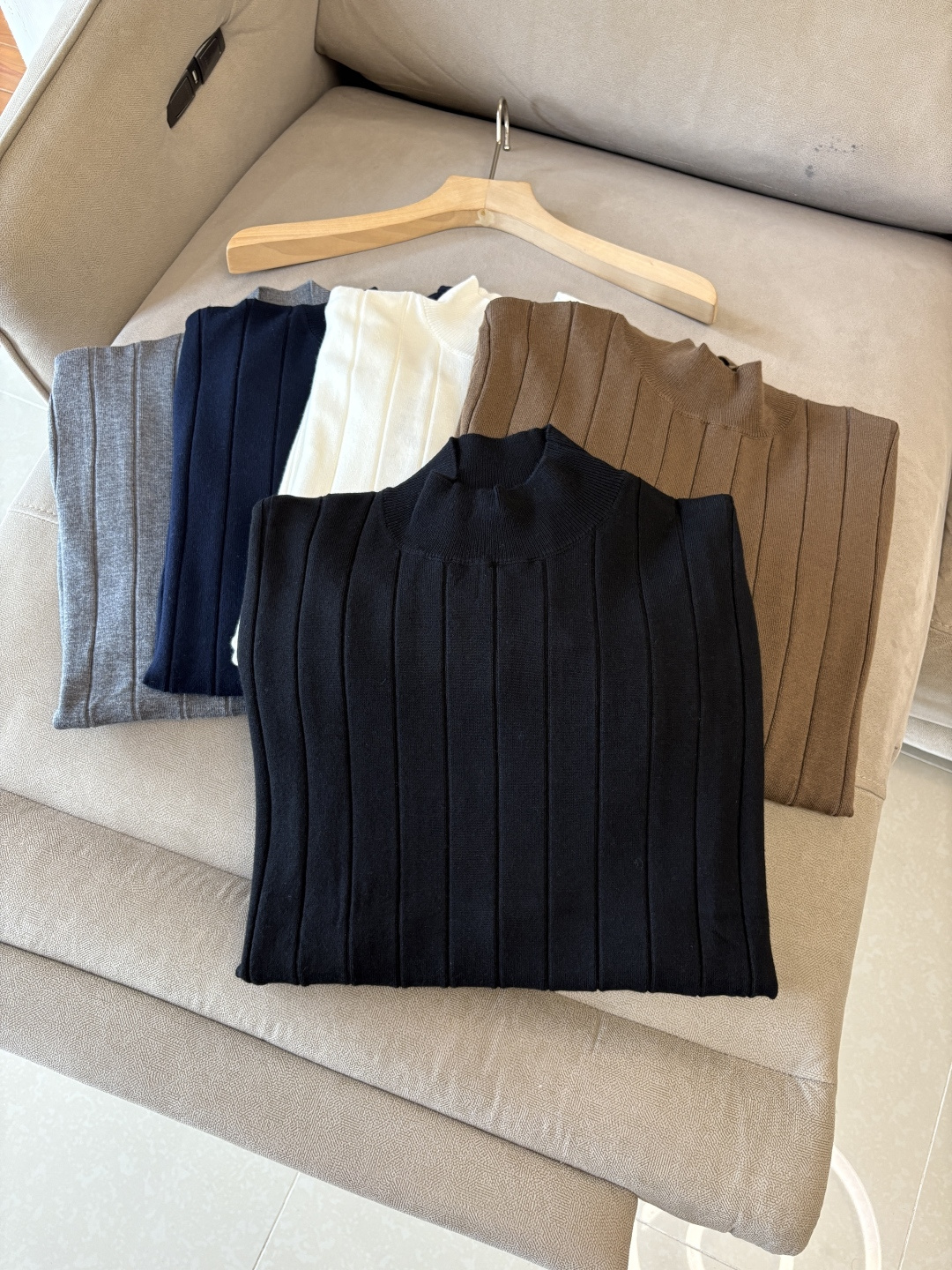 NO:610389,The 'Time-consuming King' diamond jacquard design selects ultra-fine high-quality yarns for the lapel short-sleeved men's collection. The 'Time-consuming King' round neck is a luxurious craftsmanship that touches the skin. The diamond-shaped hollow jacquard is made with ingenuity. The three-dimensional diamond-shaped jacquard that took several months to carve creates an architectural aesthetic texture between the warp and weft.  The simple lapel outlines neat lines, and the short-sleeved cut is suitable for many scenes - when layered with a suit in a business meeting, it looks elegant, or when worn alone in leisure time, it shows the gentleman's taste. The collection style will never fade. The details are testimony to the quality. Precision machining ensures that the seams are smooth and the bone reinforcement is durable and not deformed; the collar thread has been washed and tested, and it still looks like new after long-term wear. Every detail is a testimony of 'time-consuming'. Size M-XXL,, T-shirt, business suit, alexander  wang19860909耗时王”菱形提花设计甄选超细优质纱线翻领短袖男士典藏款「耗时王」圆领奢雅工艺,触肤即高阶. 匠心底蕴菱形镂空提花 耗时数月雕琢的立体菱形提花,经纬间织就建筑美学肌理,光影穿透时显隐交错,举手投足尽展低调奢华. 经典型格翻领短袖设计 简约翻领勾勒利落线条,短袖剪裁适配多场景——商务会晤时叠搭西装显儒雅,休闲时光单穿流露绅士品味,典藏款型永不褪色. 细节至臻品质见证 精密车工确保接缝平整,骨位加固耐穿不变形；领口螺纹经水洗测试,久穿仍挺括如新,每一处细节皆为「耗时」证言. 码数M-XXL,,T-shirt,business suit,alexander wang,Men's clothing