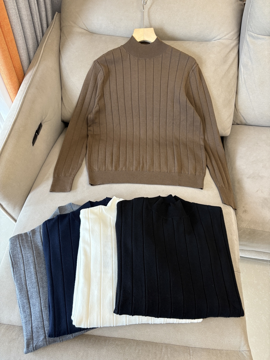 耗时王”菱形提花设计甄选超细优质纱线翻领短袖男士典藏款「耗时王」圆领奢雅工艺，触肤即高阶。• 匠心底蕴：