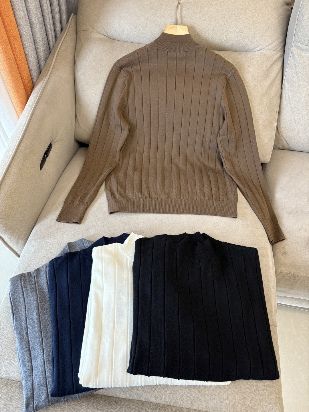 耗时王”菱形提花设计甄选超细优质纱线翻领短袖男士典藏款「耗时王」圆领奢雅工艺，触肤即高阶。• 匠心底蕴：