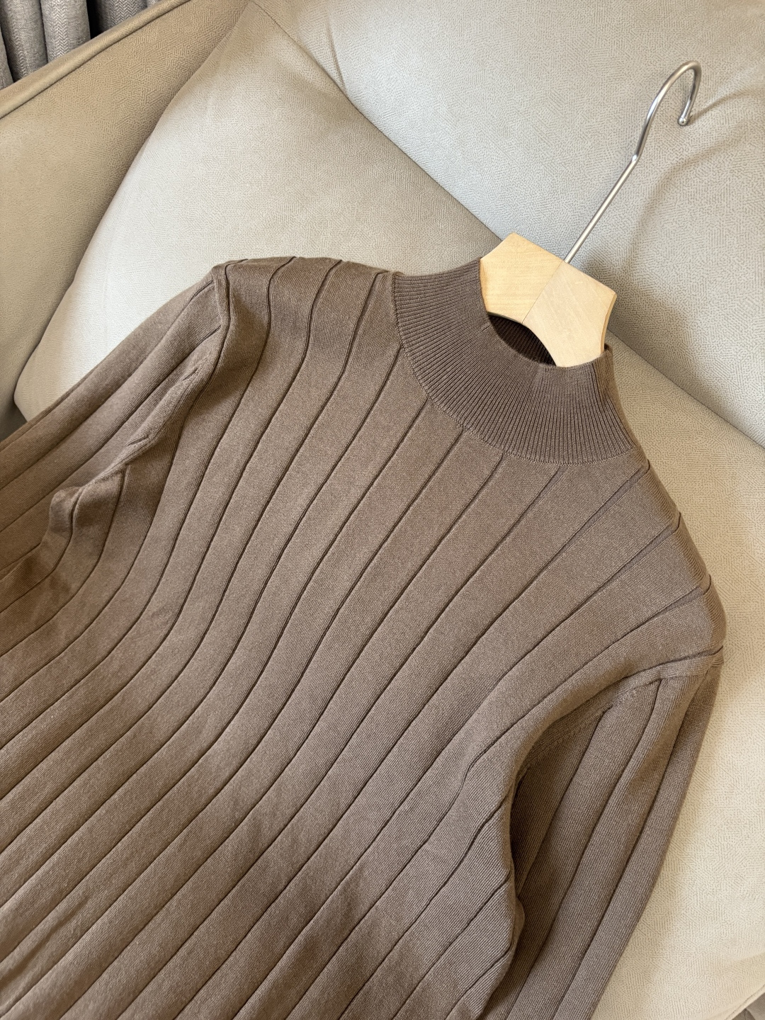 耗时王”菱形提花设计甄选超细优质纱线翻领短袖男士典藏款「耗时王」圆领奢雅工艺，触肤即高阶。• 匠心底蕴：