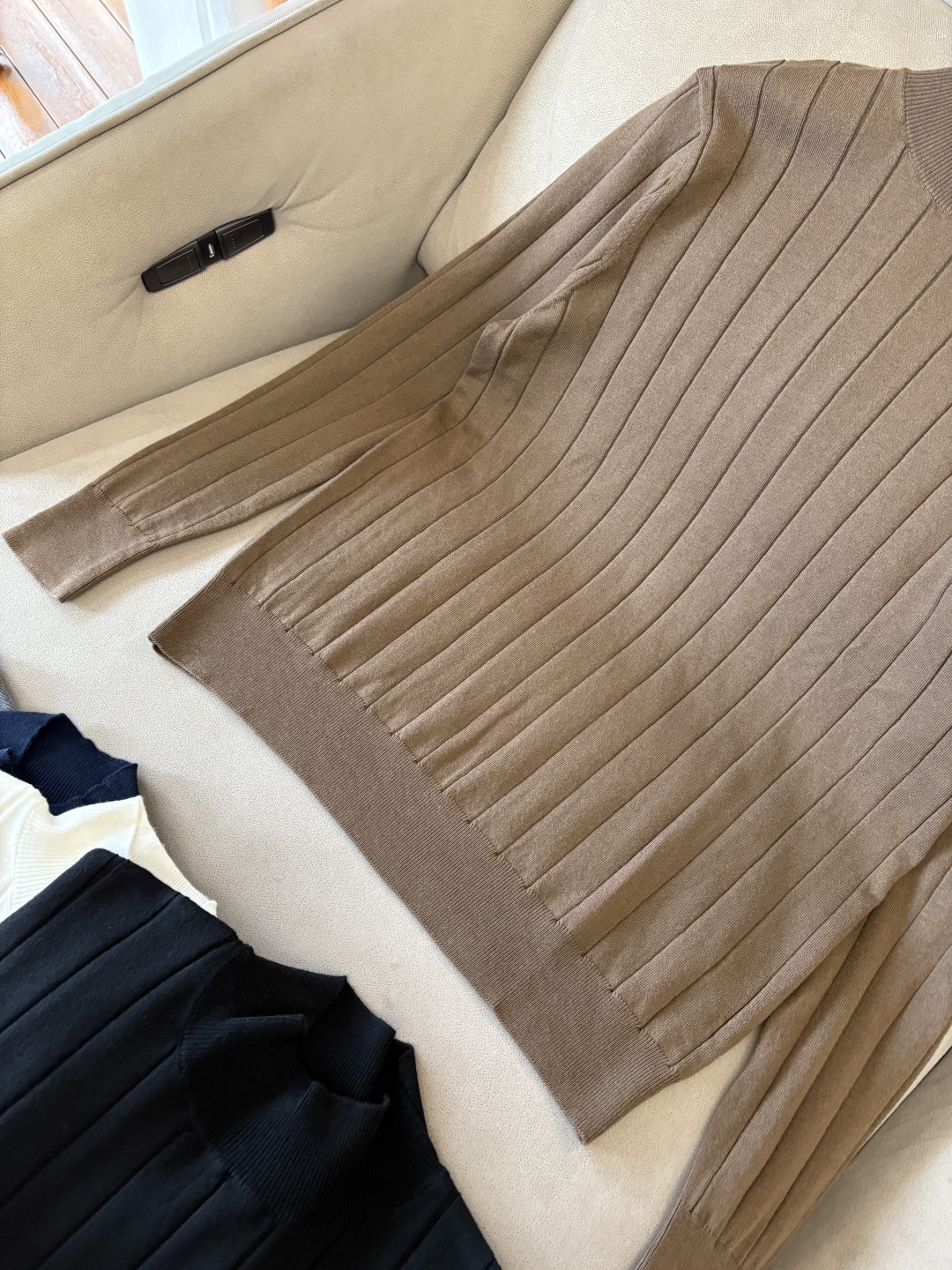 耗时王”菱形提花设计甄选超细优质纱线翻领短袖男士典藏款「耗时王」圆领奢雅工艺，触肤即高阶。• 匠心底蕴：