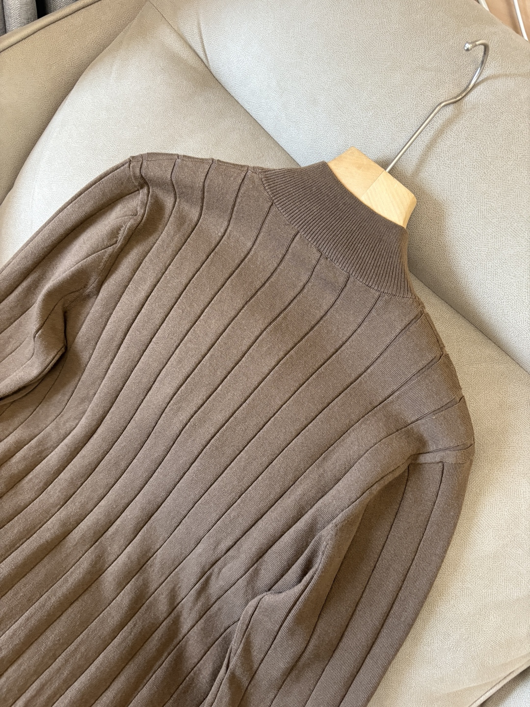 耗时王”菱形提花设计甄选超细优质纱线翻领短袖男士典藏款「耗时王」圆领奢雅工艺，触肤即高阶。• 匠心底蕴：