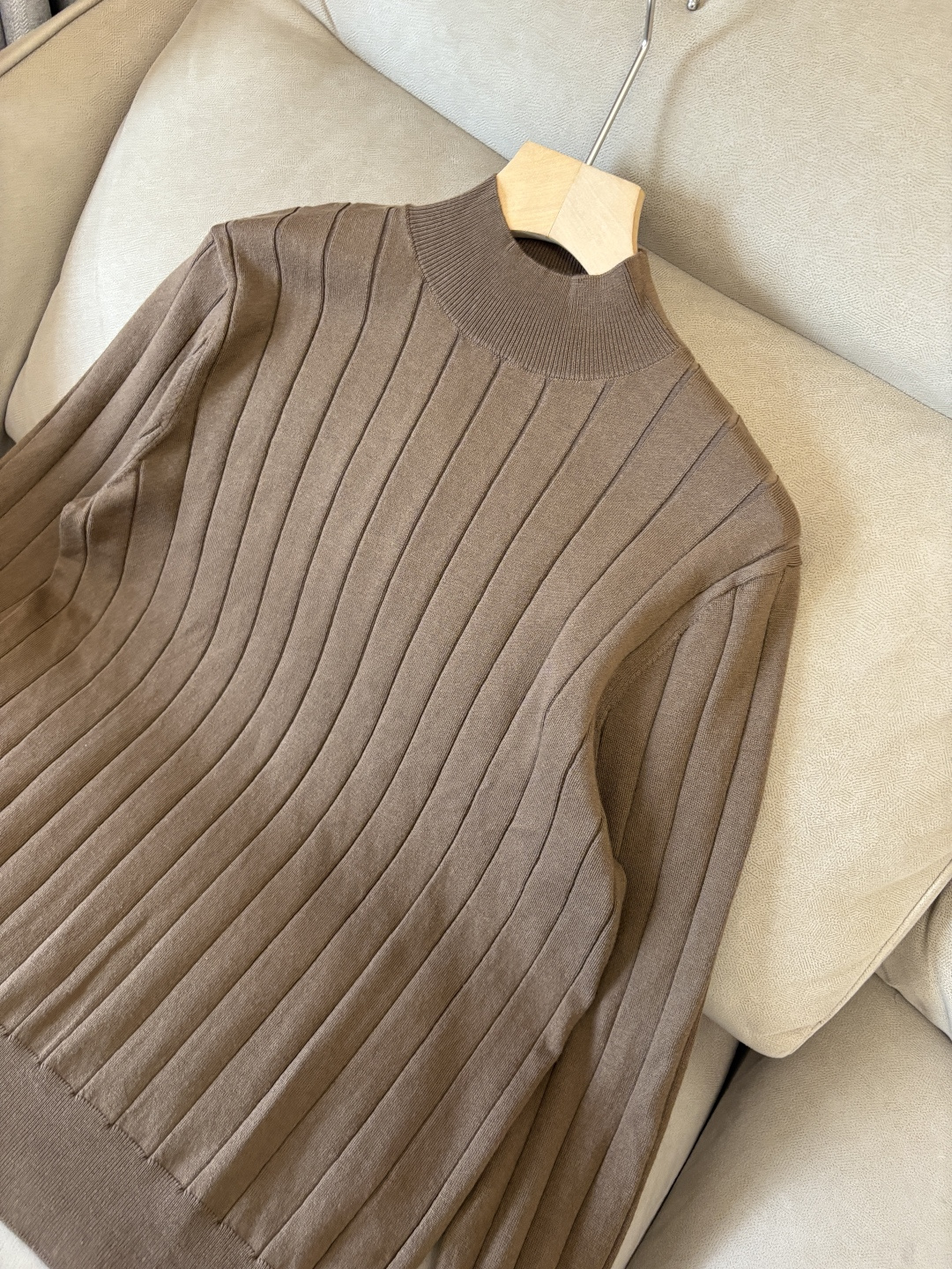 耗时王”菱形提花设计甄选超细优质纱线翻领短袖男士典藏款「耗时王」圆领奢雅工艺，触肤即高阶。• 匠心底蕴：