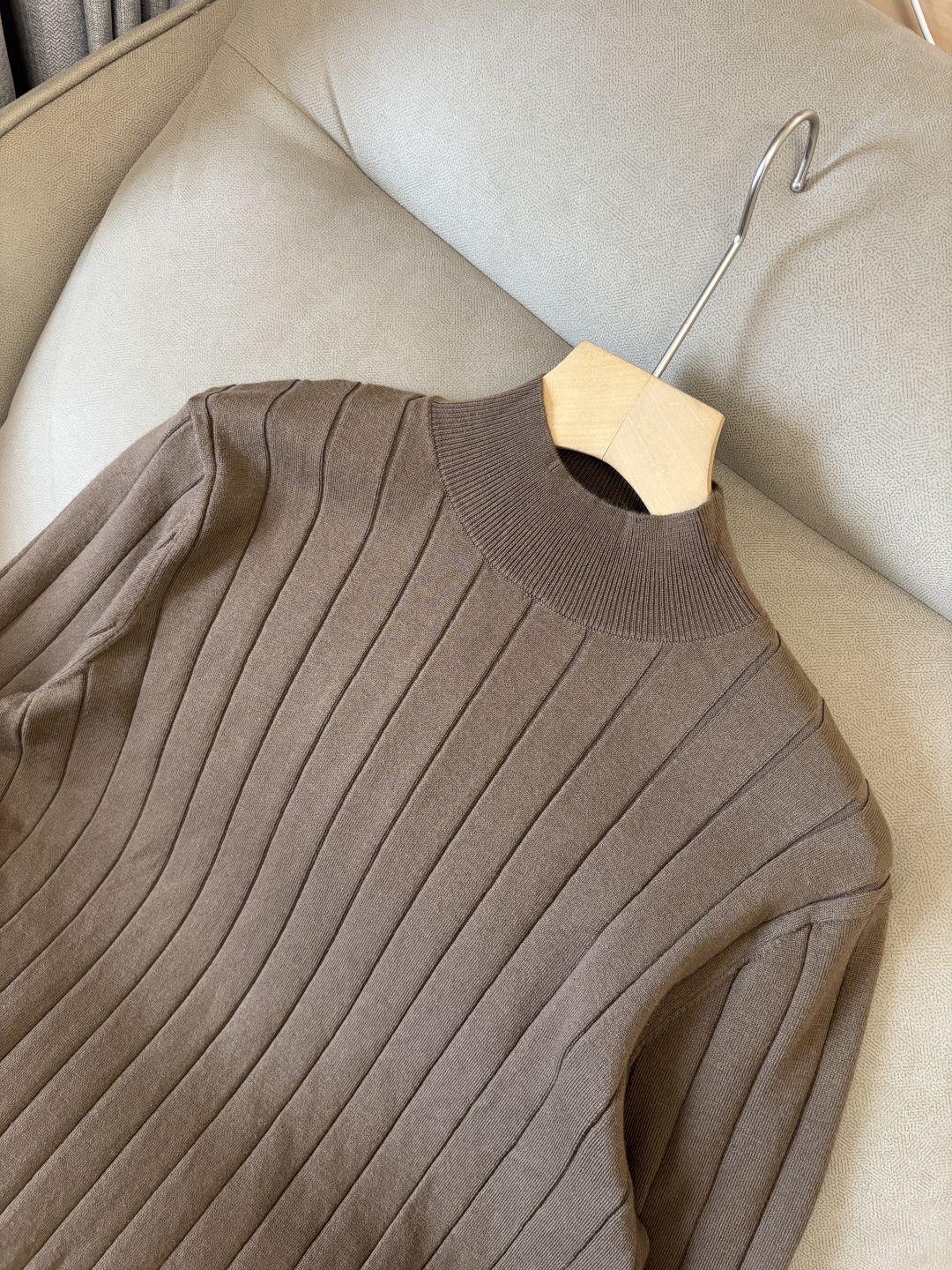 耗时王”菱形提花设计甄选超细优质纱线翻领短袖男士典藏款「耗时王」圆领奢雅工艺，触肤即高阶。• 匠心底蕴：