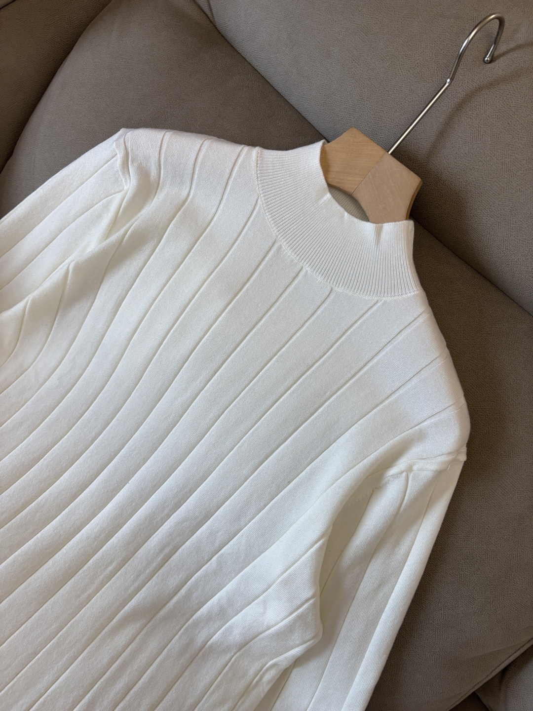 耗时王”菱形提花设计甄选超细优质纱线翻领短袖男士典藏款「耗时王」圆领奢雅工艺，触肤即高阶。• 匠心底蕴：