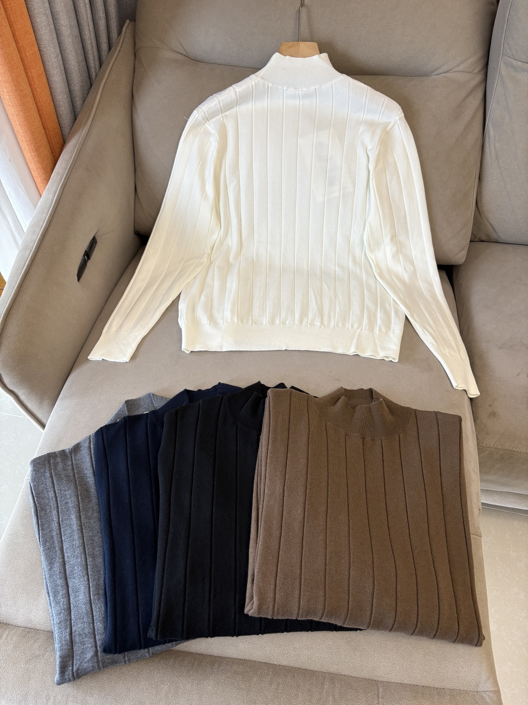 耗时王”菱形提花设计甄选超细优质纱线翻领短袖男士典藏款「耗时王」圆领奢雅工艺，触肤即高阶。• 匠心底蕴：