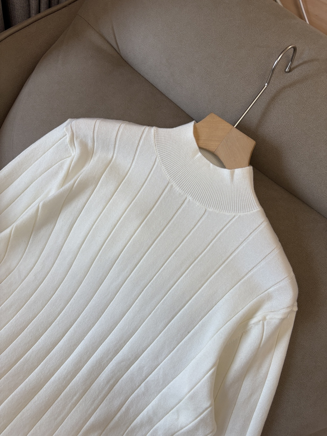 耗时王”菱形提花设计甄选超细优质纱线翻领短袖男士典藏款「耗时王」圆领奢雅工艺，触肤即高阶。• 匠心底蕴：