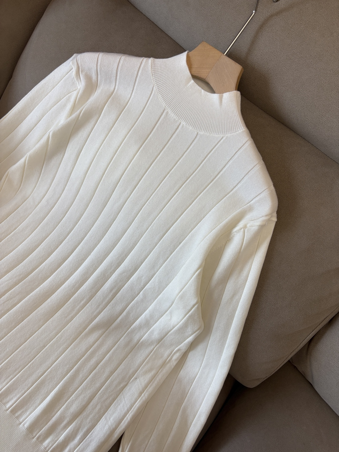 耗时王”菱形提花设计甄选超细优质纱线翻领短袖男士典藏款「耗时王」圆领奢雅工艺，触肤即高阶。• 匠心底蕴：