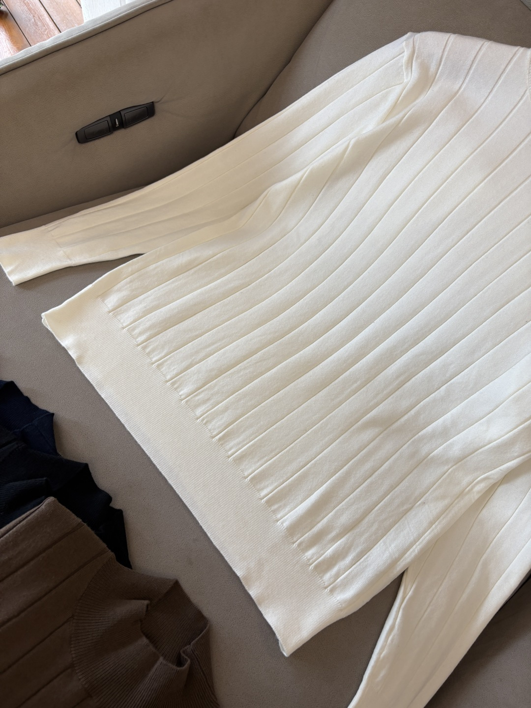 耗时王”菱形提花设计甄选超细优质纱线翻领短袖男士典藏款「耗时王」圆领奢雅工艺，触肤即高阶。• 匠心底蕴：