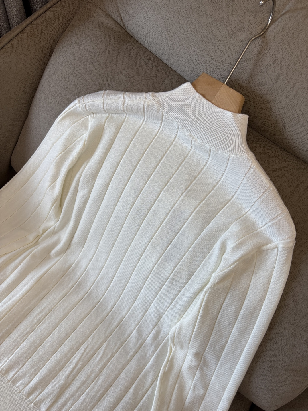 耗时王”菱形提花设计甄选超细优质纱线翻领短袖男士典藏款「耗时王」圆领奢雅工艺，触肤即高阶。• 匠心底蕴：