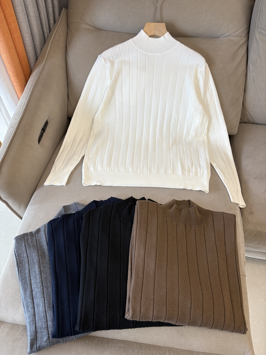 耗时王”菱形提花设计甄选超细优质纱线翻领短袖男士典藏款「耗时王」圆领奢雅工艺，触肤即高阶。• 匠心底蕴：