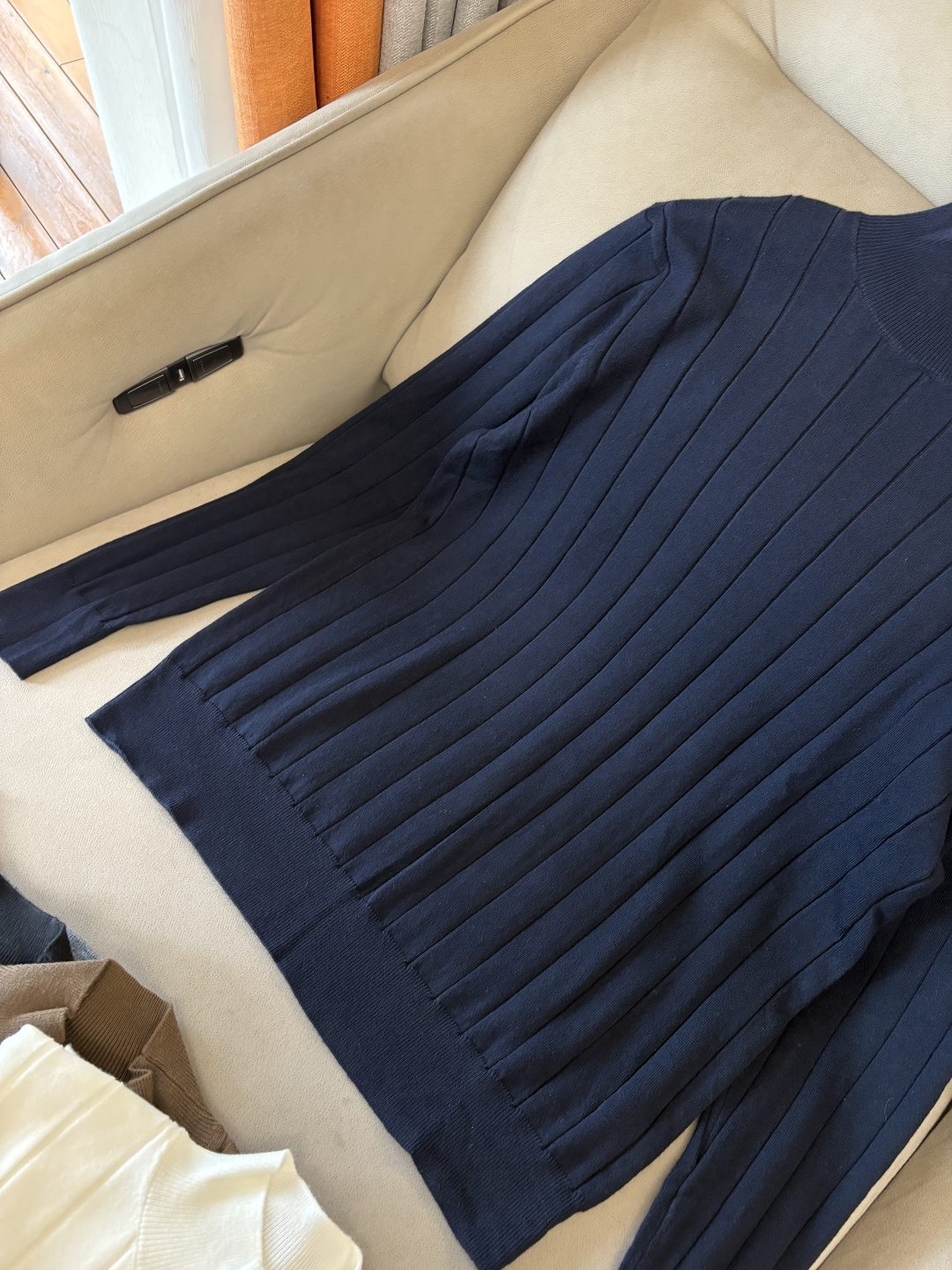 耗时王”菱形提花设计甄选超细优质纱线翻领短袖男士典藏款「耗时王」圆领奢雅工艺，触肤即高阶。• 匠心底蕴：