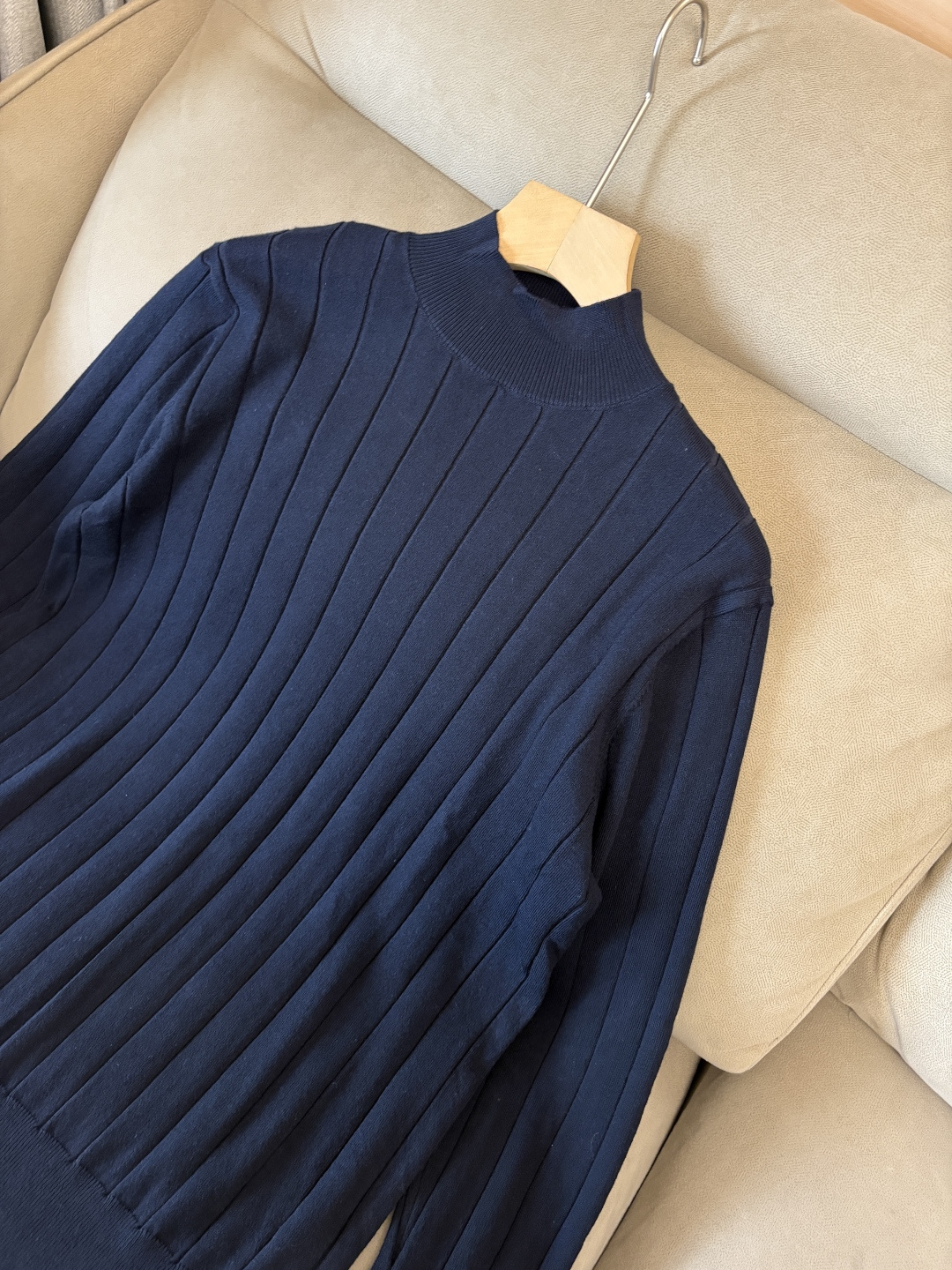 耗时王”菱形提花设计甄选超细优质纱线翻领短袖男士典藏款「耗时王」圆领奢雅工艺，触肤即高阶。• 匠心底蕴：