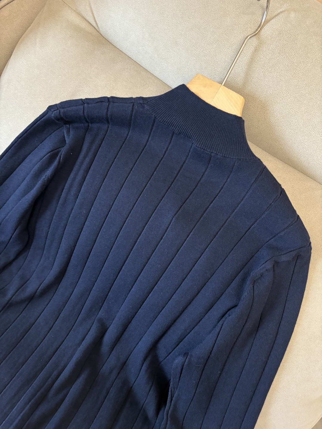 耗时王”菱形提花设计甄选超细优质纱线翻领短袖男士典藏款「耗时王」圆领奢雅工艺，触肤即高阶。• 匠心底蕴：