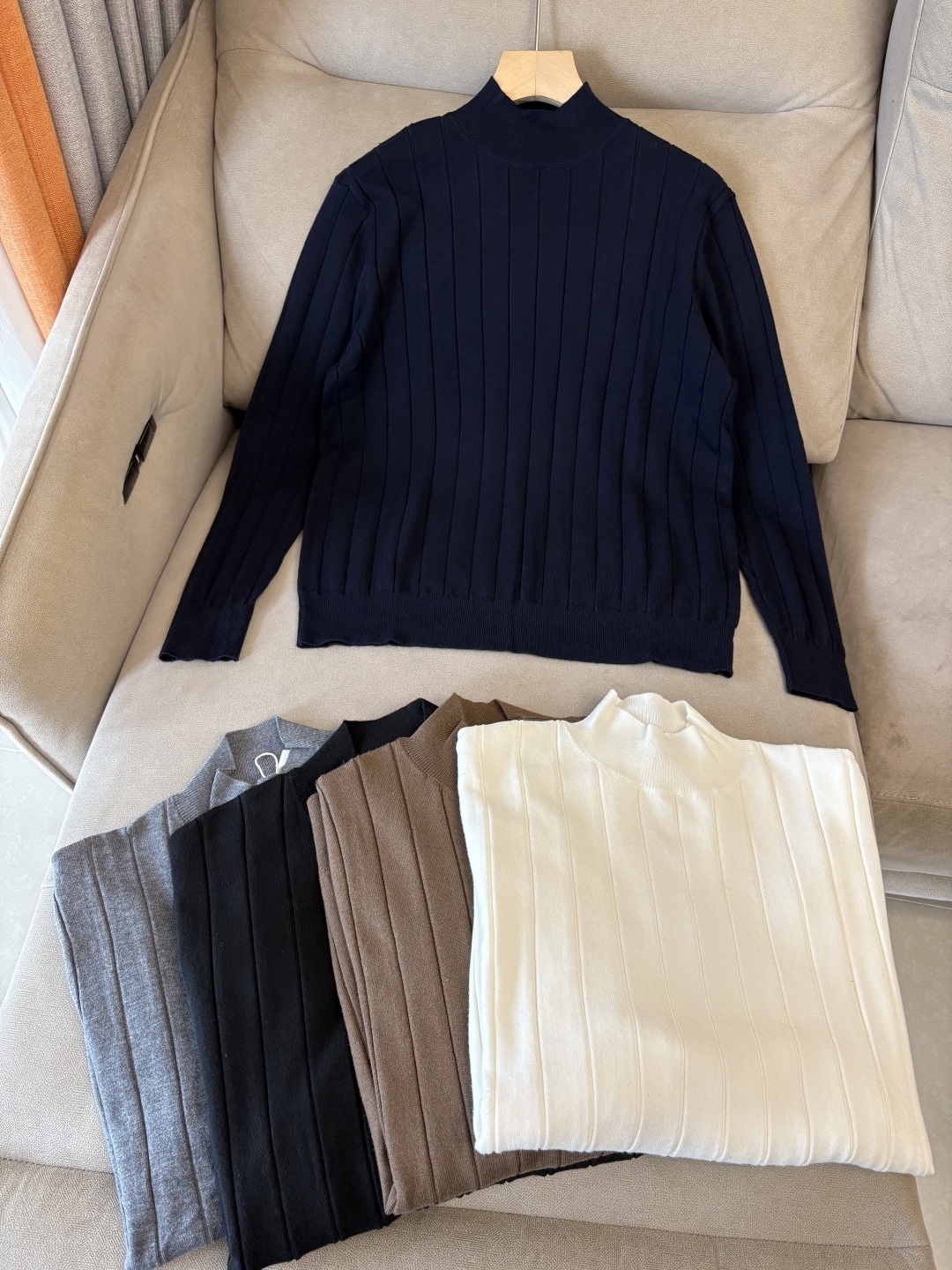 耗时王”菱形提花设计甄选超细优质纱线翻领短袖男士典藏款「耗时王」圆领奢雅工艺，触肤即高阶。• 匠心底蕴：