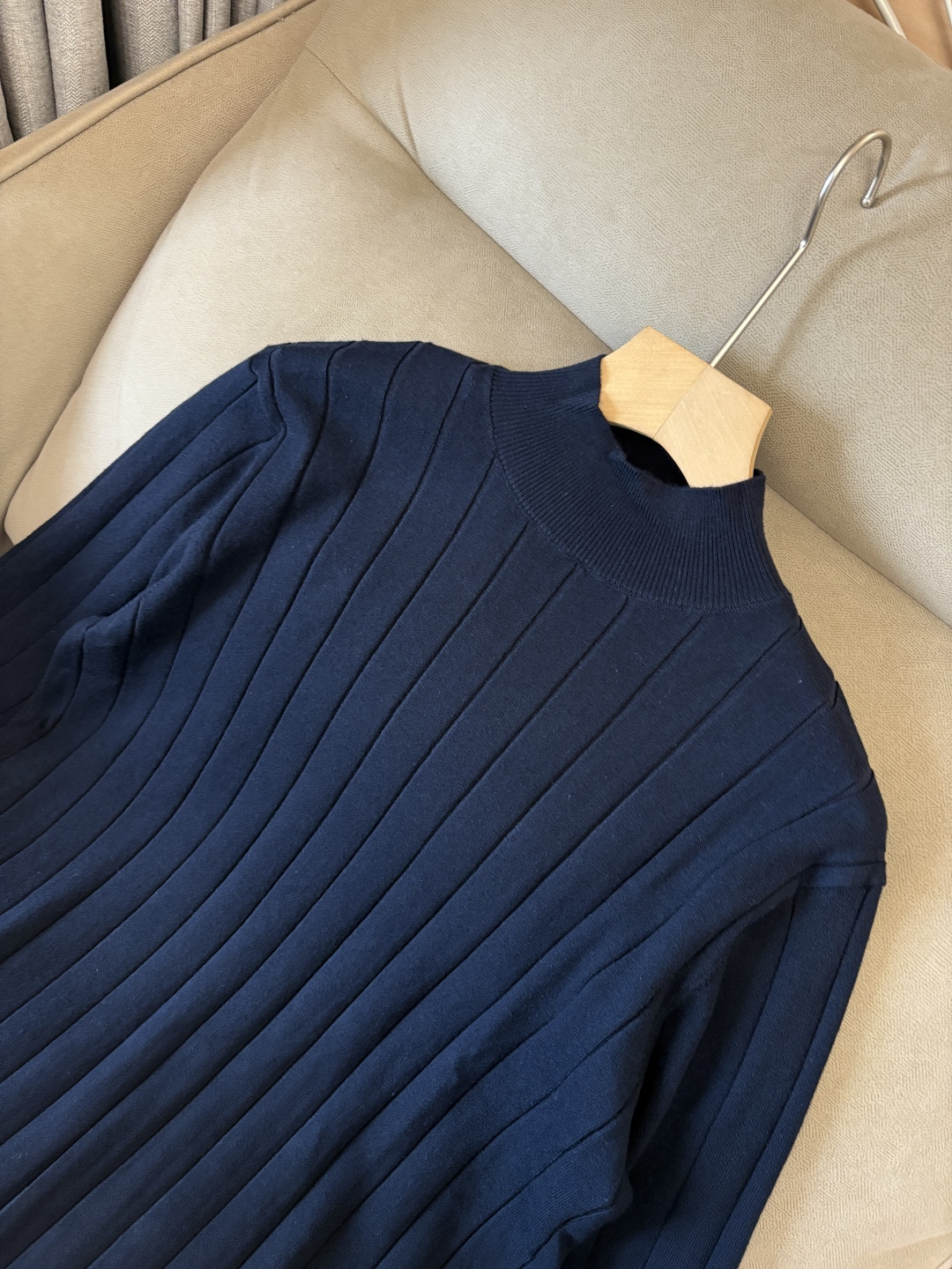 耗时王”菱形提花设计甄选超细优质纱线翻领短袖男士典藏款「耗时王」圆领奢雅工艺，触肤即高阶。• 匠心底蕴：