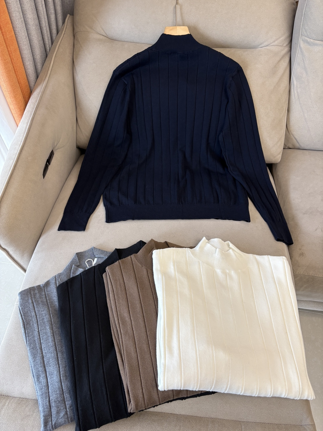 耗时王”菱形提花设计甄选超细优质纱线翻领短袖男士典藏款「耗时王」圆领奢雅工艺，触肤即高阶。• 匠心底蕴：