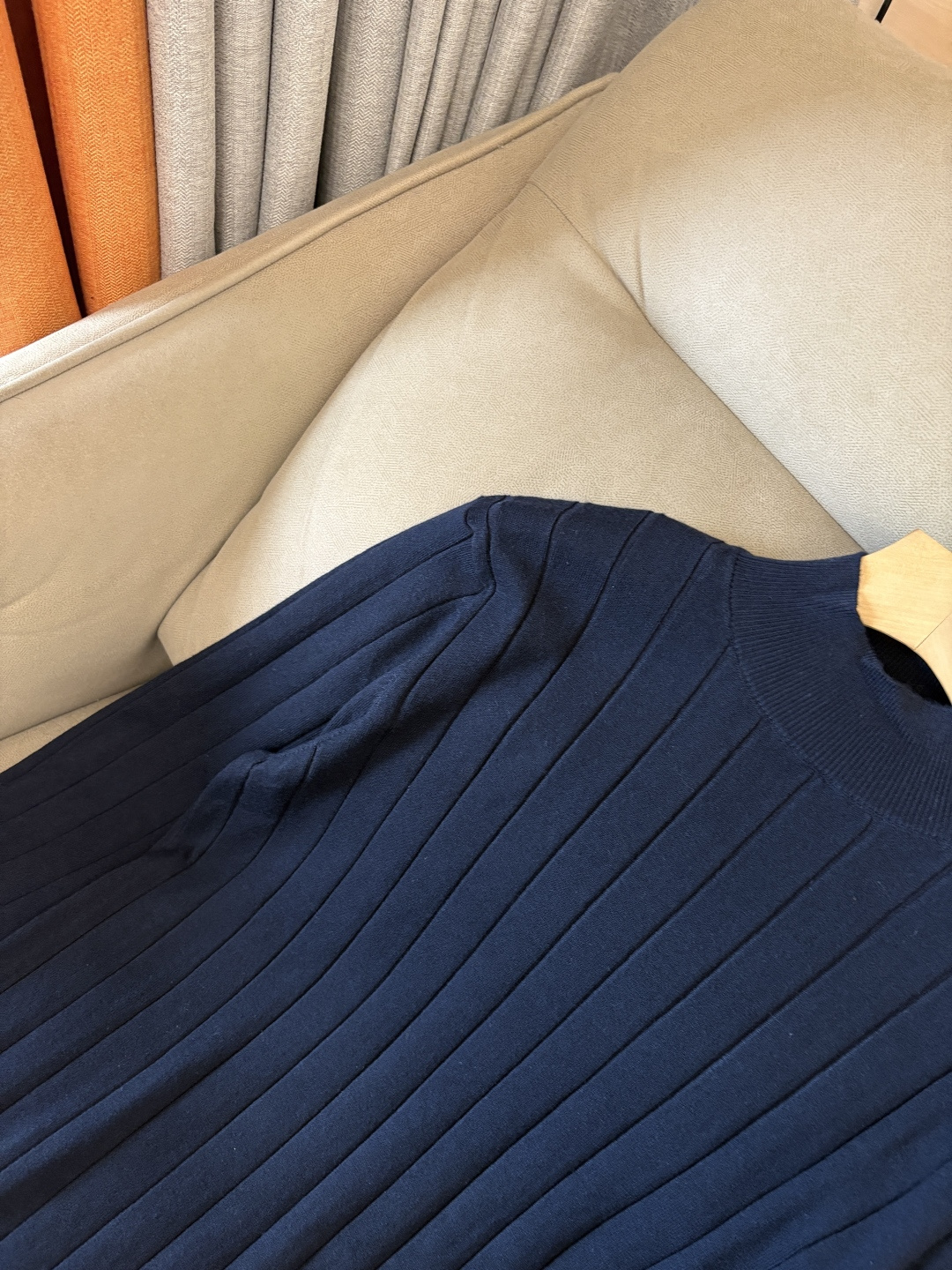 耗时王”菱形提花设计甄选超细优质纱线翻领短袖男士典藏款「耗时王」圆领奢雅工艺，触肤即高阶。• 匠心底蕴：