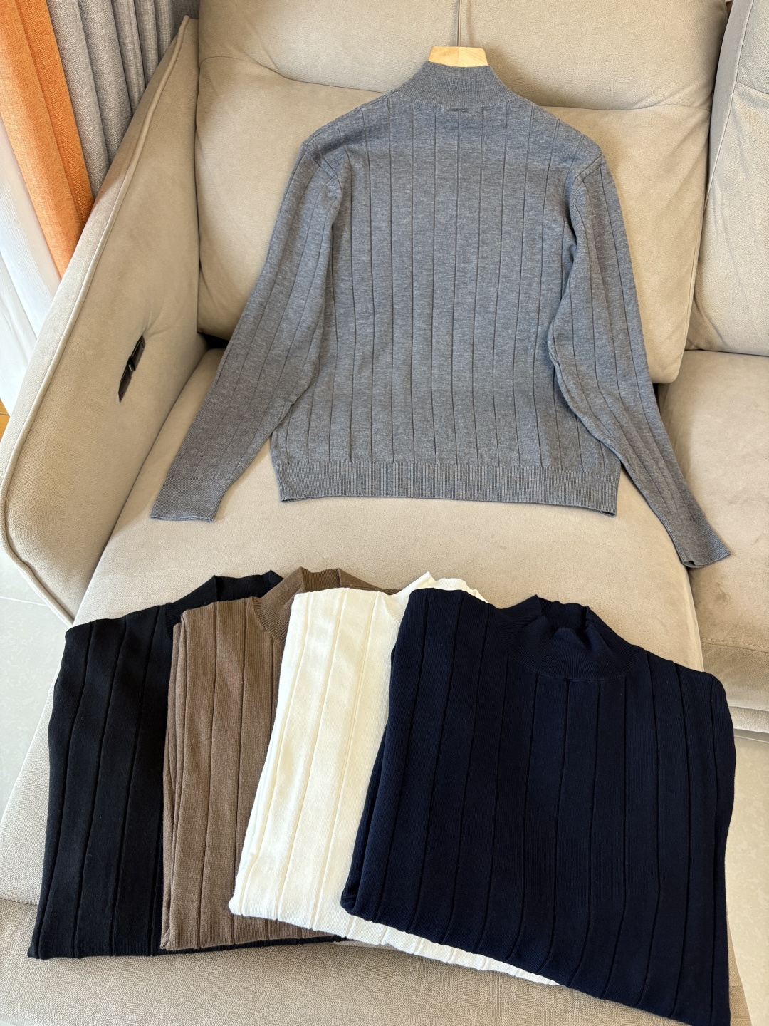 耗时王”菱形提花设计甄选超细优质纱线翻领短袖男士典藏款「耗时王」圆领奢雅工艺，触肤即高阶。• 匠心底蕴：