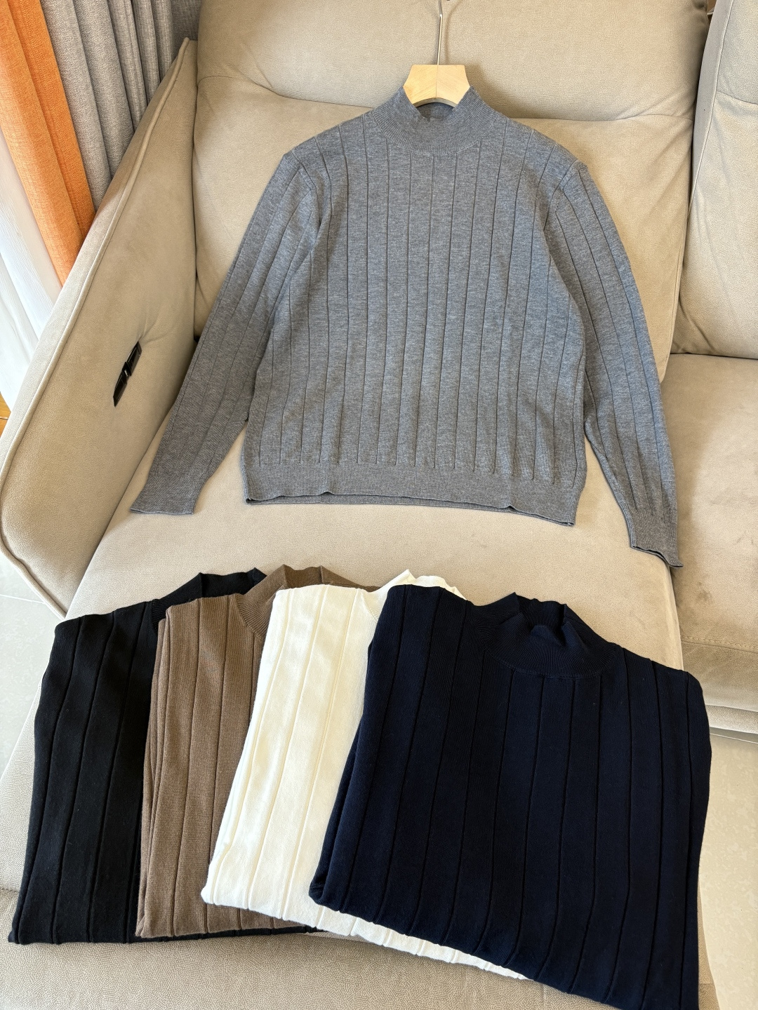 耗时王”菱形提花设计甄选超细优质纱线翻领短袖男士典藏款「耗时王」圆领奢雅工艺，触肤即高阶。• 匠心底蕴：