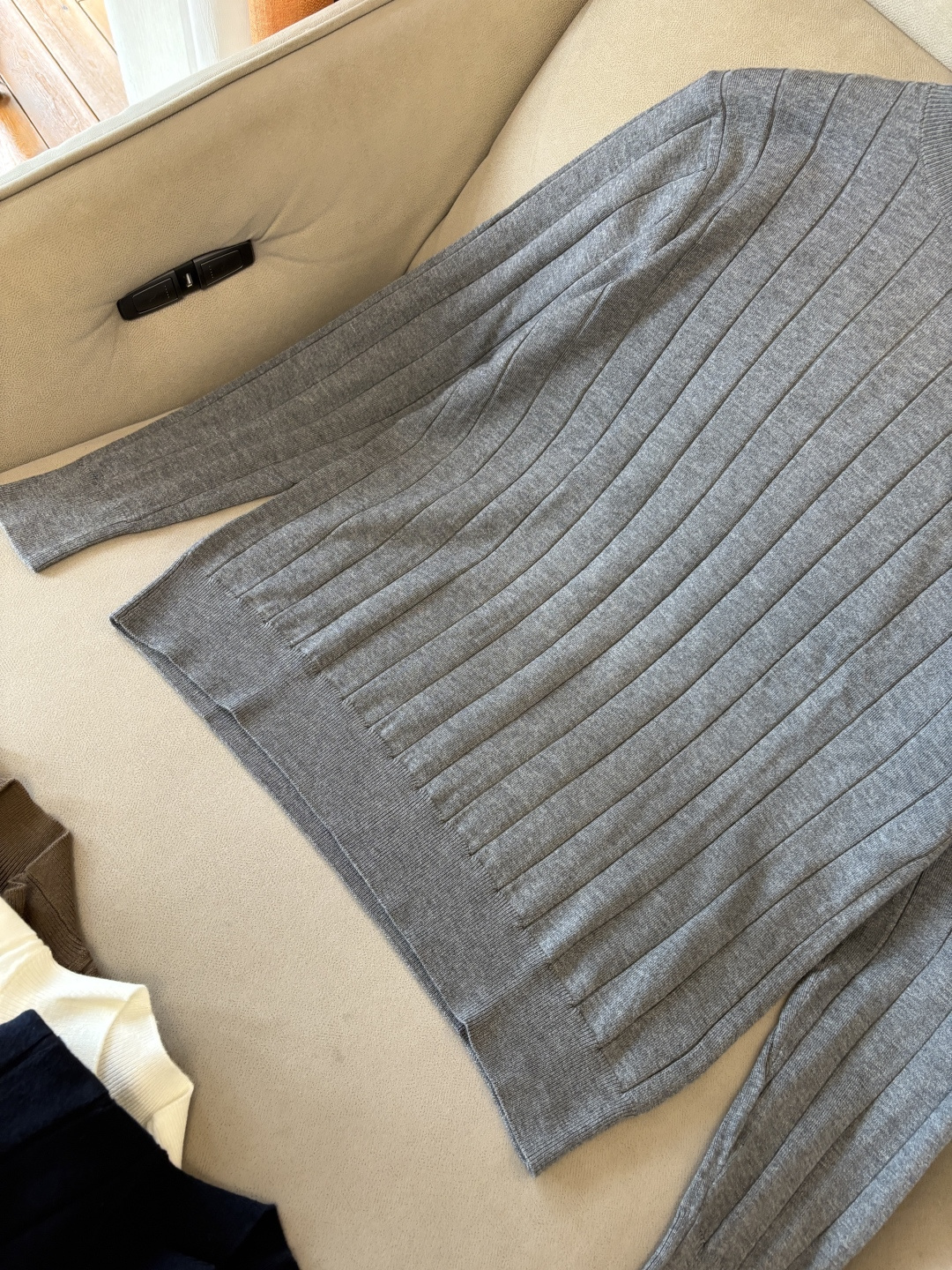 耗时王”菱形提花设计甄选超细优质纱线翻领短袖男士典藏款「耗时王」圆领奢雅工艺，触肤即高阶。• 匠心底蕴：