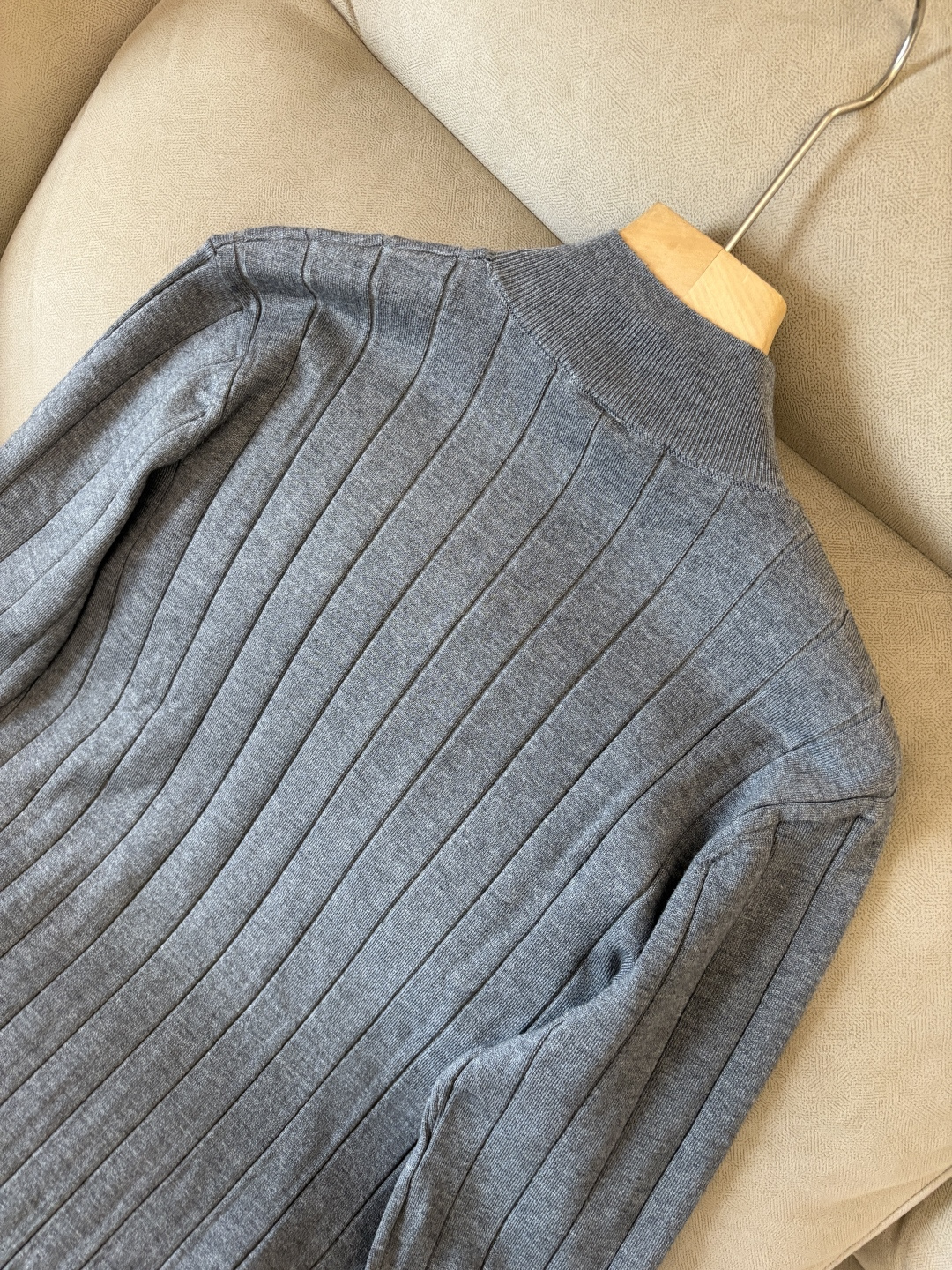 耗时王”菱形提花设计甄选超细优质纱线翻领短袖男士典藏款「耗时王」圆领奢雅工艺，触肤即高阶。• 匠心底蕴：