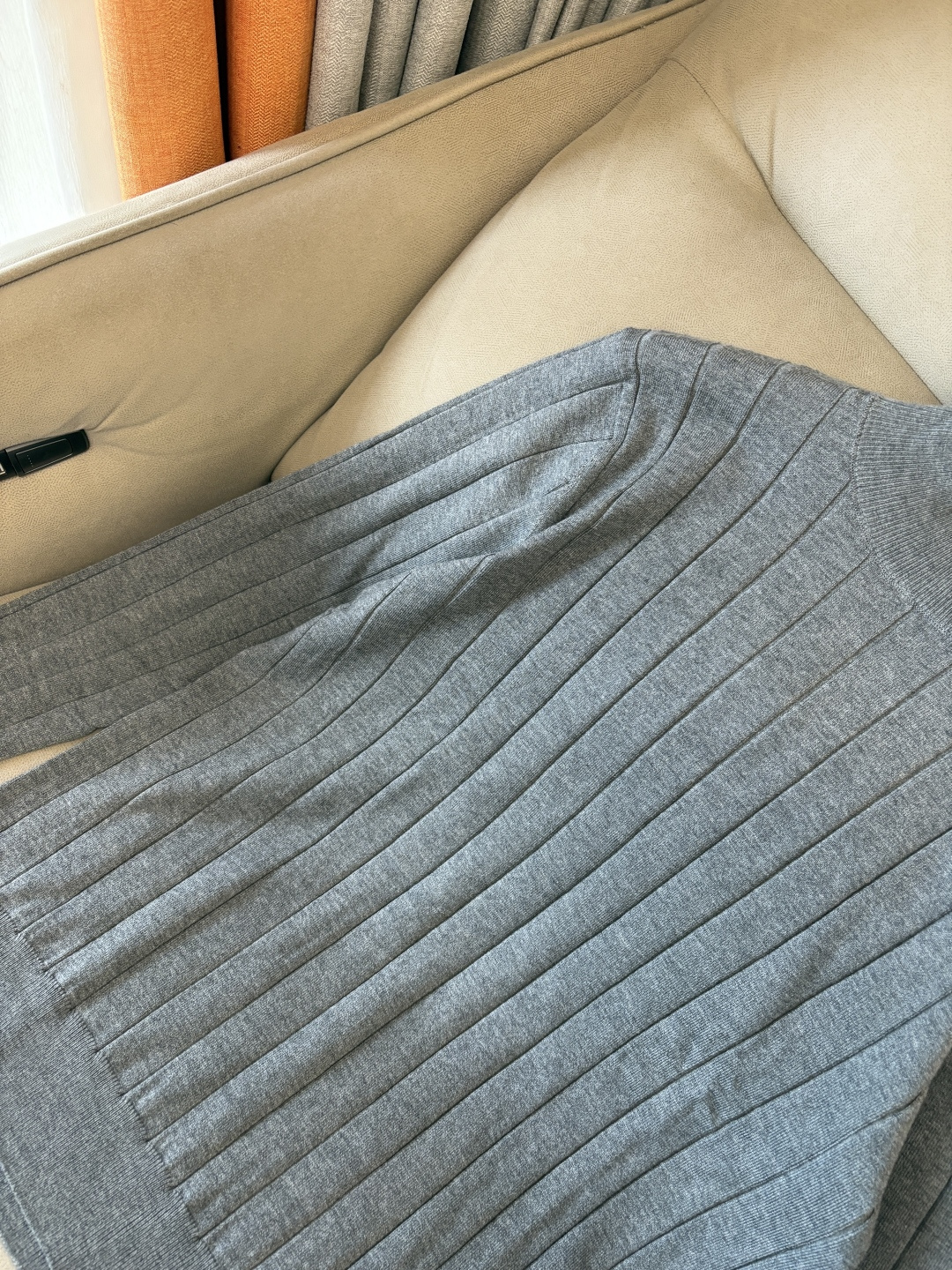 耗时王”菱形提花设计甄选超细优质纱线翻领短袖男士典藏款「耗时王」圆领奢雅工艺，触肤即高阶。• 匠心底蕴：