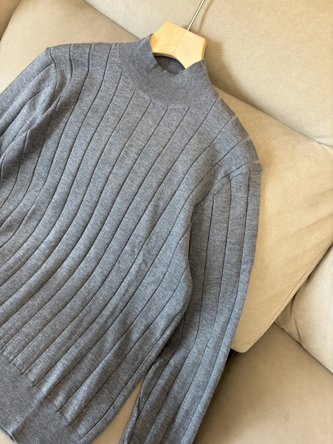 耗时王”菱形提花设计甄选超细优质纱线翻领短袖男士典藏款「耗时王」圆领奢雅工艺，触肤即高阶。• 匠心底蕴：