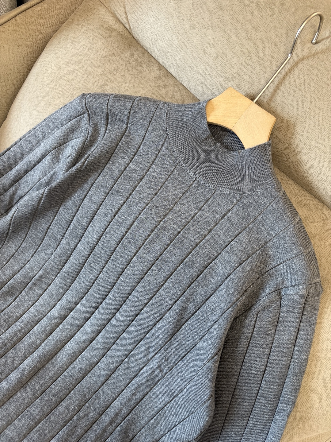 耗时王”菱形提花设计甄选超细优质纱线翻领短袖男士典藏款「耗时王」圆领奢雅工艺，触肤即高阶。• 匠心底蕴：