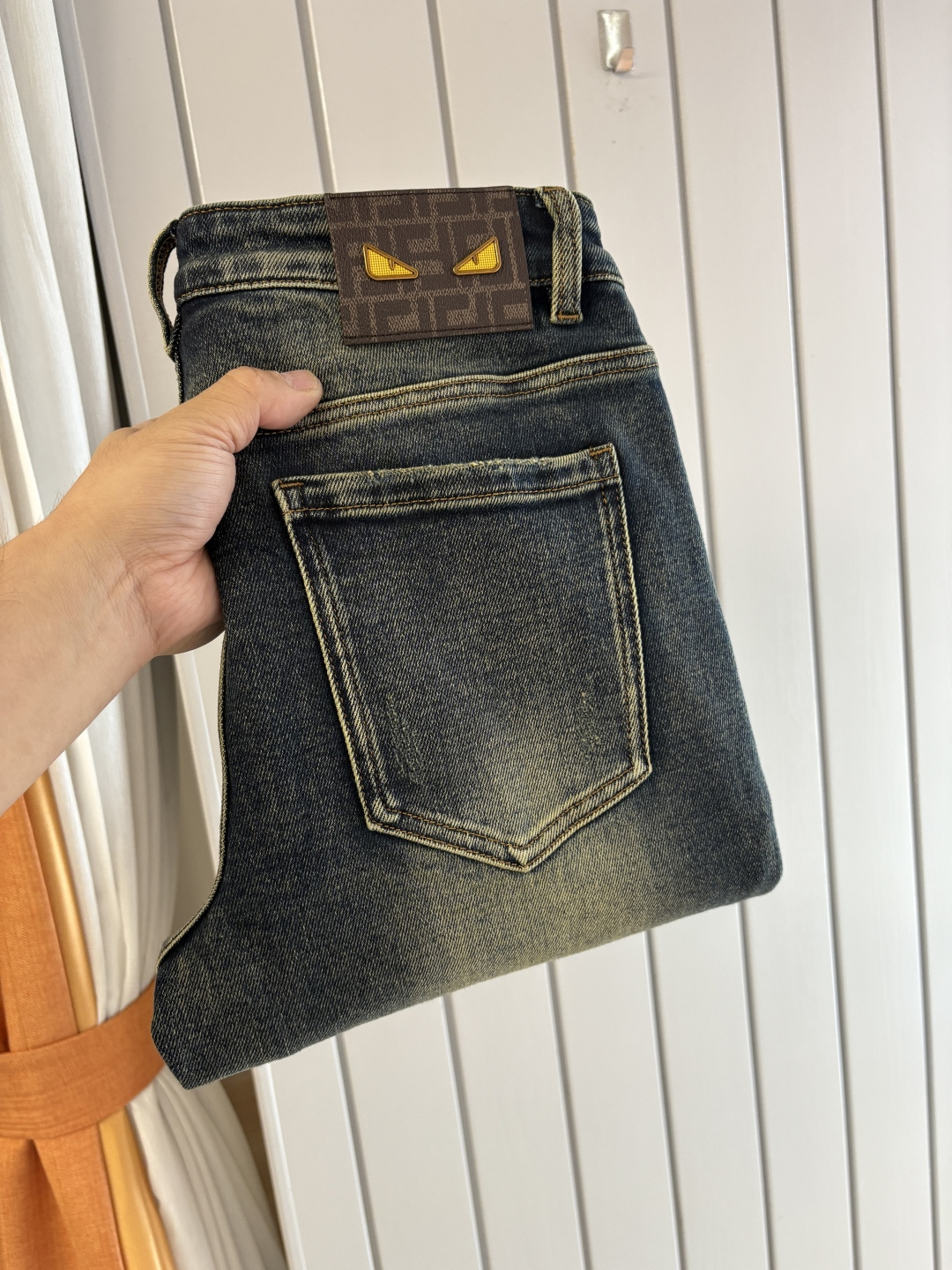 NO:599360,The counter's 2025 autumn and winter design recommendations. Best-selling jeans with soft skin-friendly fabrics. Luxurious first-layer cowhide waist tags. Classic blue wash. Limited edition at the counter. Luxurious custom-made fabrics. Craftsmanship + wash. Foreign trade quality and detail processing. I absolutely love this color. I love it. The best-selling in the counter for autumn and winter. Pre-sale. Sold out. Hot single color. Versatile and stylish. Stretch slim small straight-leg pants.  Size.29-38, there is size 35 but not size 37,,jeans,cowhide,alexander wang19860909专柜2025秋冬设计推荐 热卖牛仔裤柔软亲肤面料 奢华头层牛皮腰牌 经典蓝洗水 专柜限量款 奢华感订制面料 工艺+洗水外贸品质感细节处理满满到位 这颜色绝对爱了爱了专柜秋冬热卖预售即售完款爆单款色系百搭大牛味 弹力修身小直筒裤型 尺码.29-38有35无37码,,jeans,cowhide,alexander wang,Men's clothing