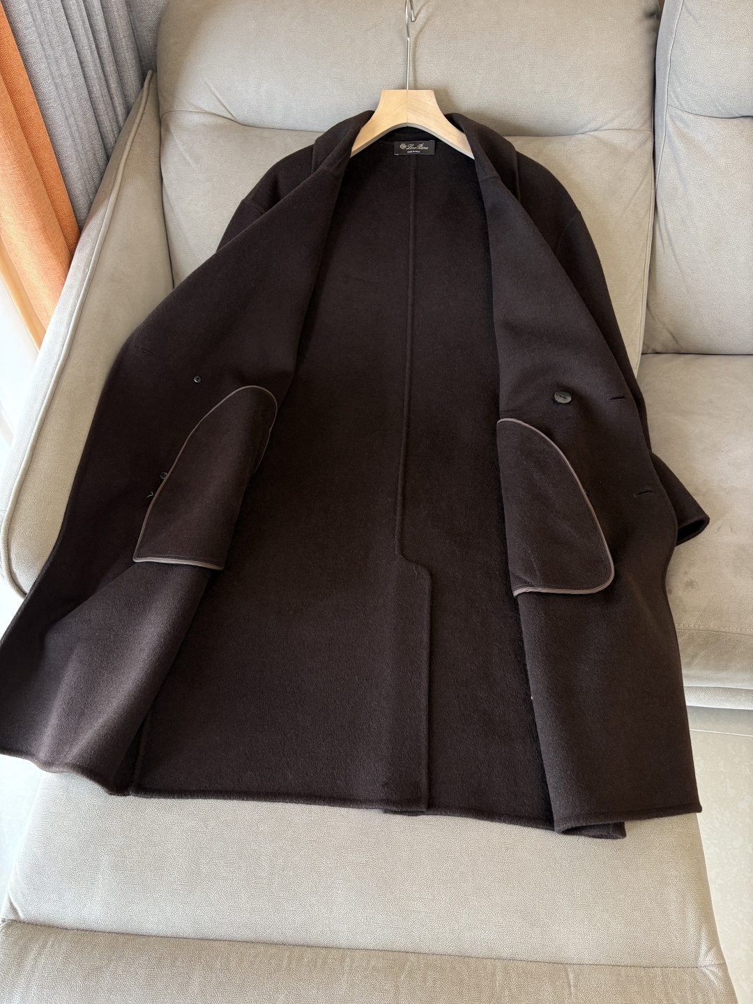 lP🆕羊毛羊绒大衣：演绎冬日的优雅与温暖】冬日的风，带着凛冽与寒意，却也吹来了时尚的契机。当经典的人字纹