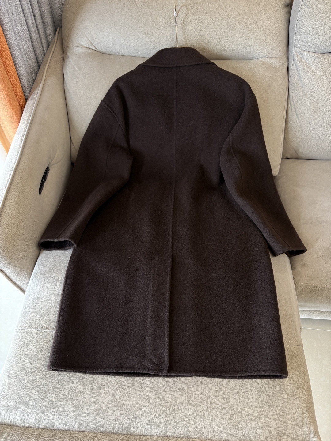 lP🆕羊毛羊绒大衣：演绎冬日的优雅与温暖】冬日的风，带着凛冽与寒意，却也吹来了时尚的契机。当经典的人字纹