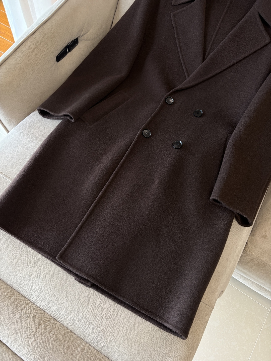 lP🆕羊毛羊绒大衣：演绎冬日的优雅与温暖】冬日的风，带着凛冽与寒意，却也吹来了时尚的契机。当经典的人字纹