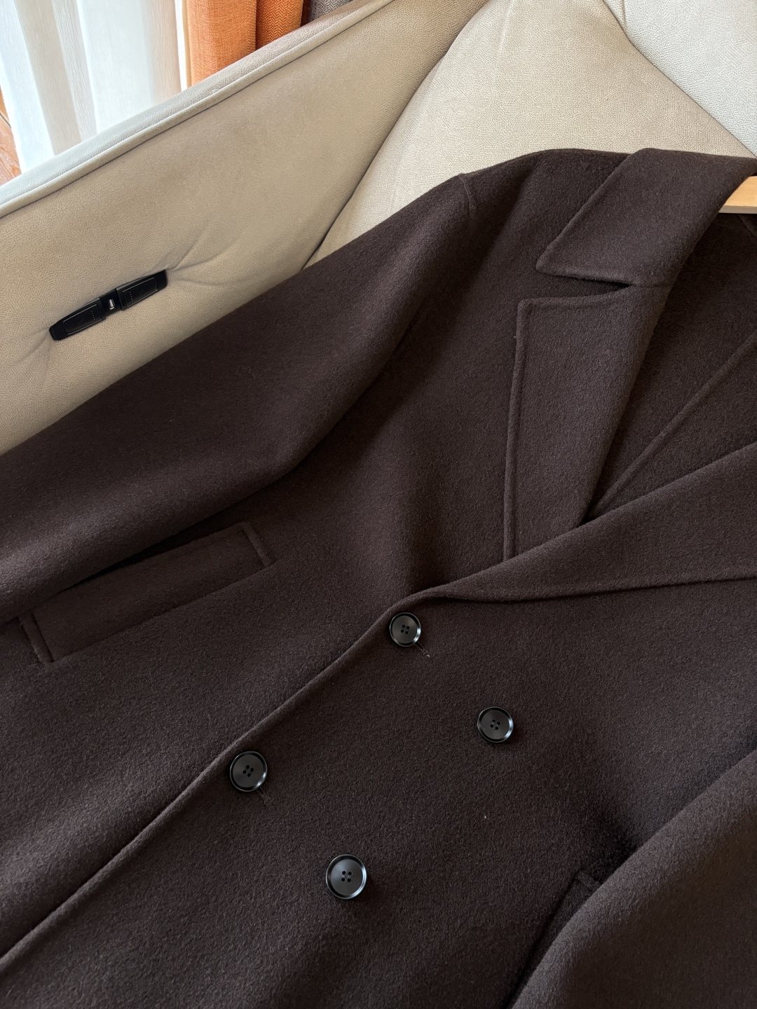 lP🆕羊毛羊绒大衣：演绎冬日的优雅与温暖】冬日的风，带着凛冽与寒意，却也吹来了时尚的契机。当经典的人字纹