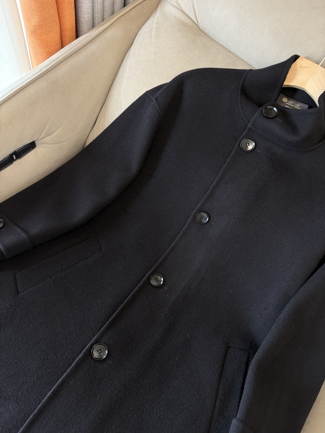 lP🆕羊毛羊绒大衣：演绎冬日的优雅与温暖】冬日的风，带着凛冽与寒意，却也吹来了时尚的契机。当经典的人字纹