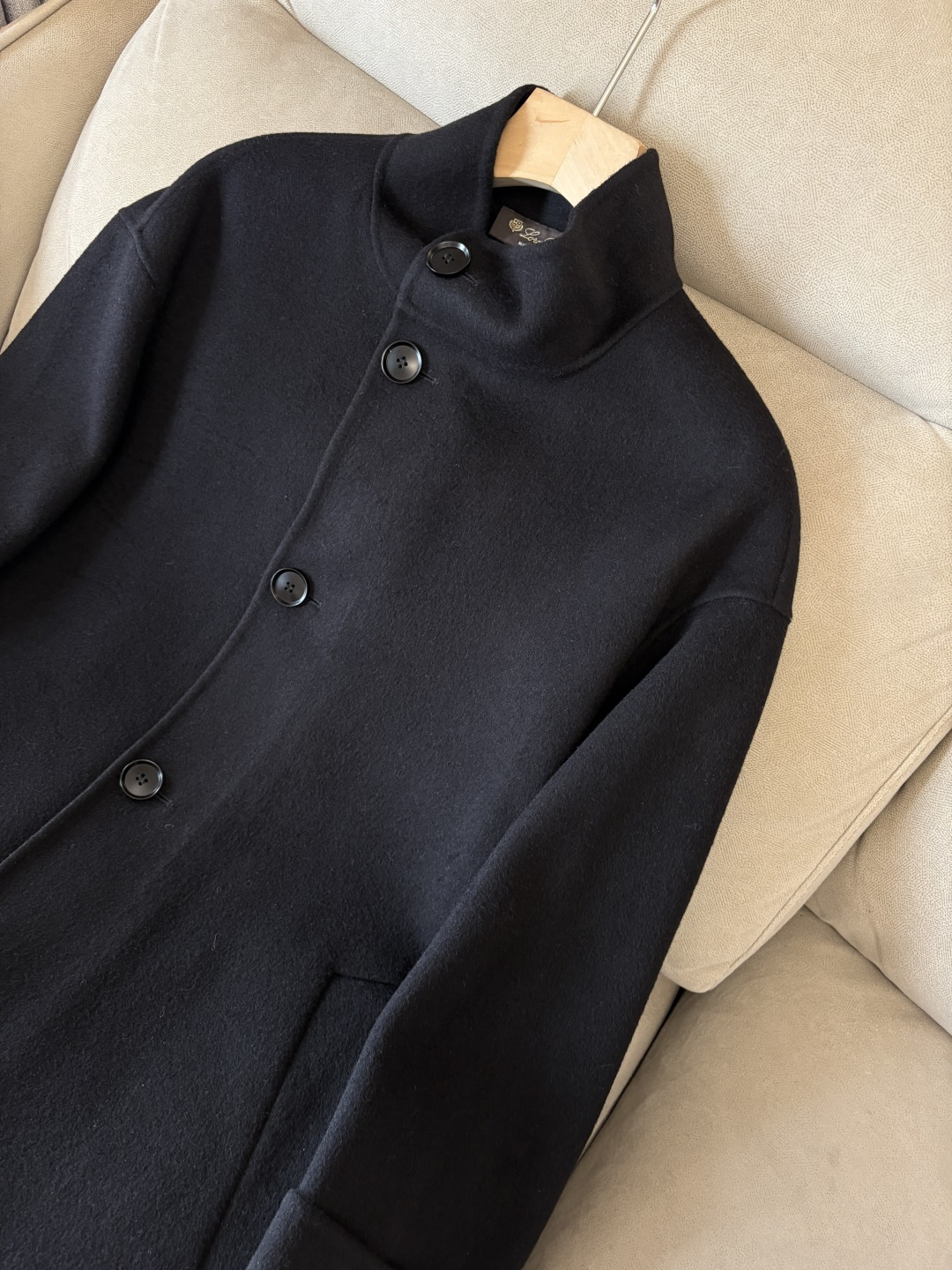 lP🆕羊毛羊绒大衣：演绎冬日的优雅与温暖】冬日的风，带着凛冽与寒意，却也吹来了时尚的契机。当经典的人字纹