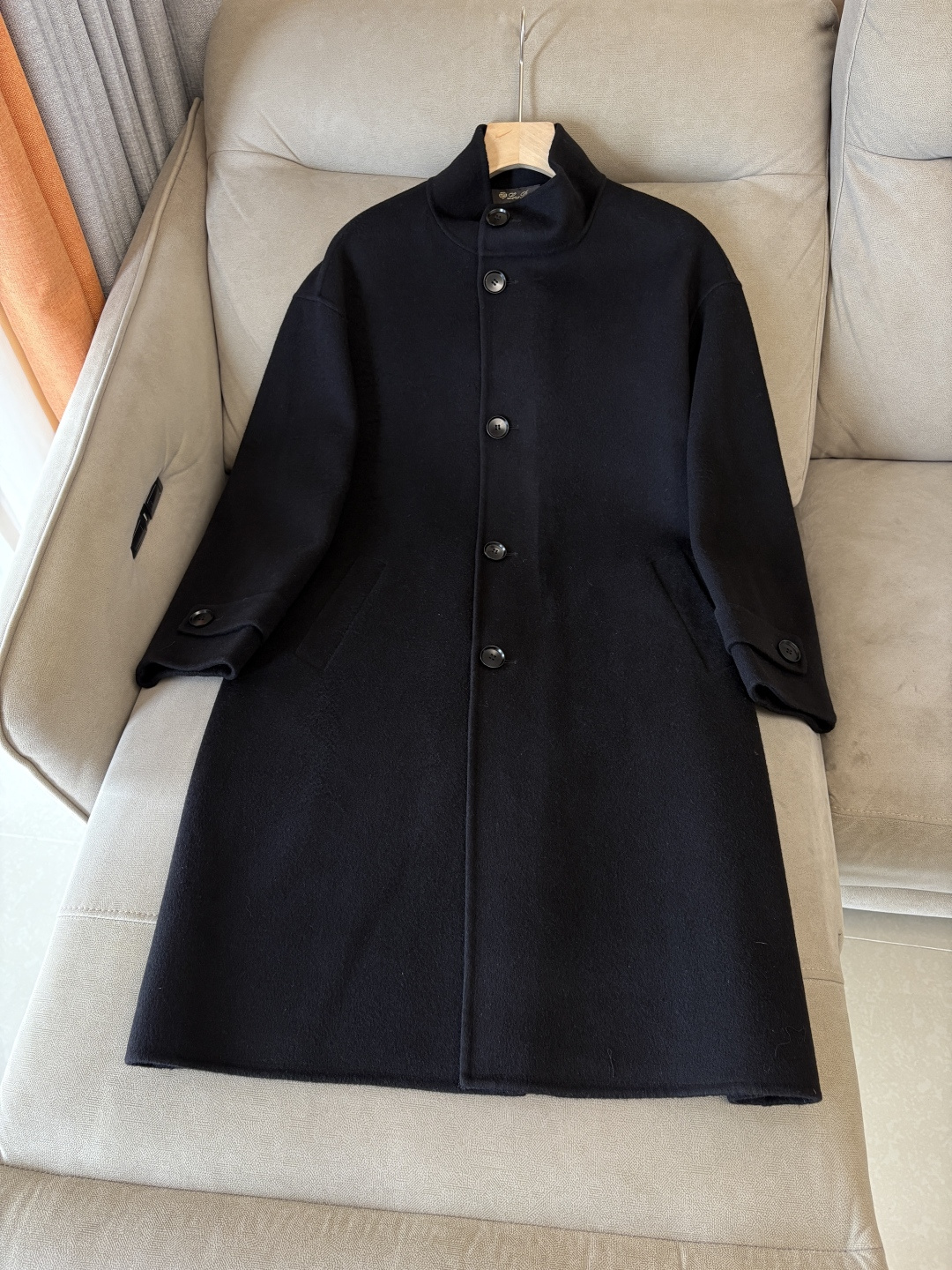 lP🆕羊毛羊绒大衣：演绎冬日的优雅与温暖】冬日的风，带着凛冽与寒意，却也吹来了时尚的契机。当经典的人字纹