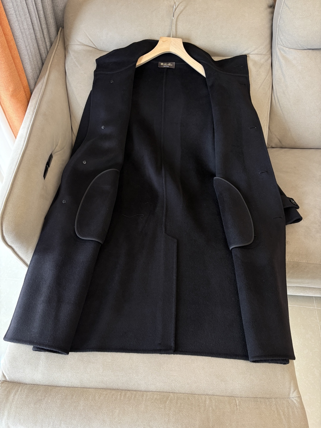 lP🆕羊毛羊绒大衣：演绎冬日的优雅与温暖】冬日的风，带着凛冽与寒意，却也吹来了时尚的契机。当经典的人字纹