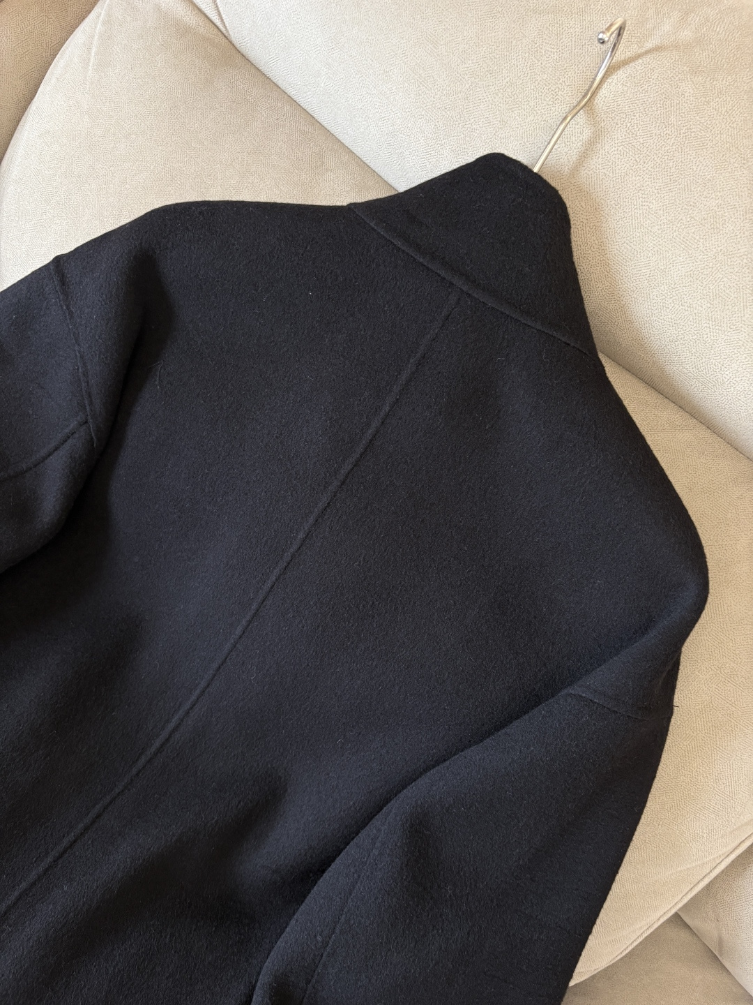 lP🆕羊毛羊绒大衣：演绎冬日的优雅与温暖】冬日的风，带着凛冽与寒意，却也吹来了时尚的契机。当经典的人字纹