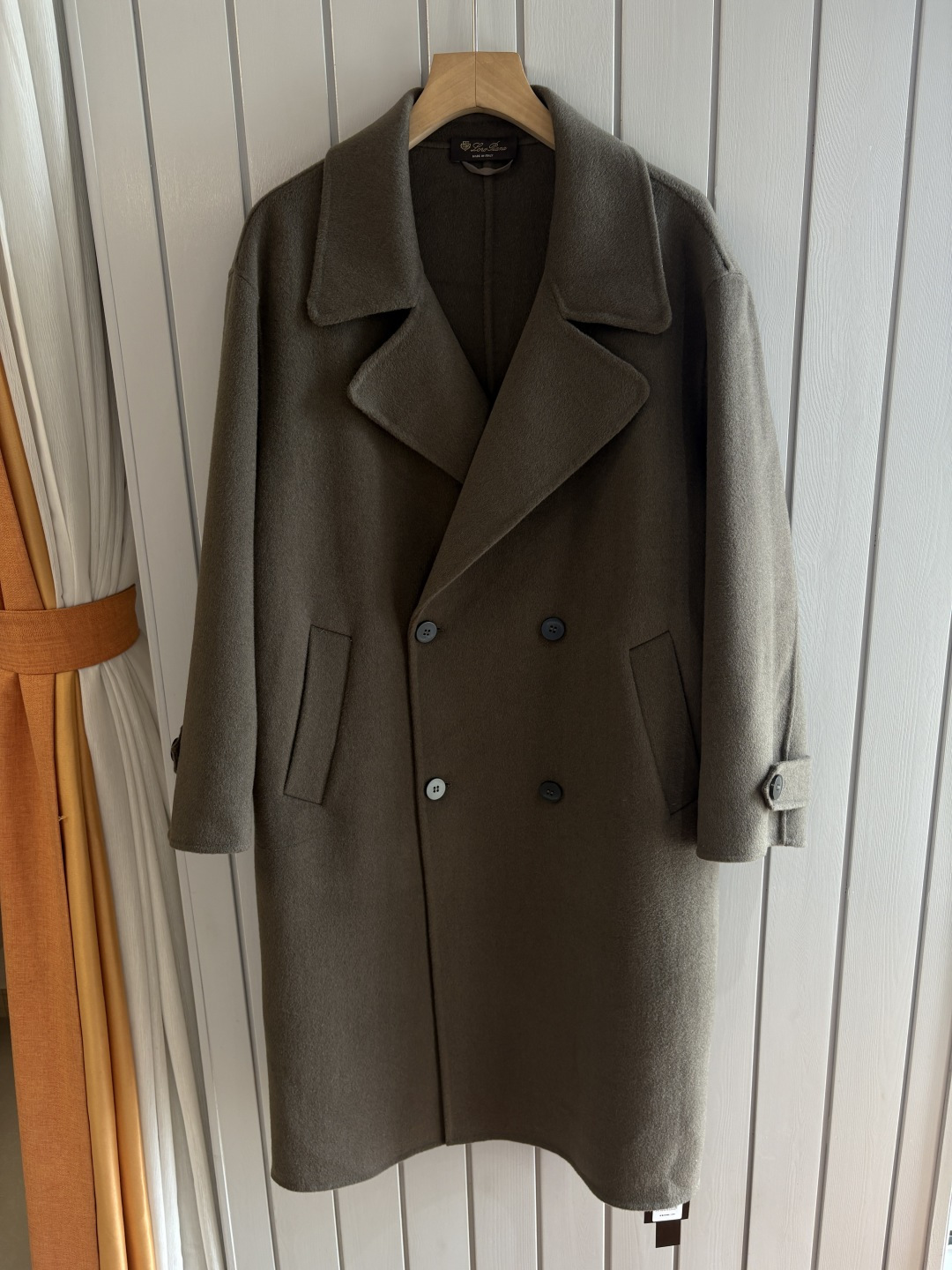 NO:601631,Lp wool and cashmere coat interprets the elegance and warmth of winter] The winter wind brings biting and chill, but it also brings fashion opportunities. When the classic herringbone pattern meets the blended fabric of wool and cashmere, a unique coat emerges, adding an irresistible charm to your winter outfit.  With the herringbone texture as the design highlight, the unique pattern seems to tell the story of the years, adding a retro and literary atmosphere to the overall look. Its style is simple yet grand, and the smooth lines outline an elegant outline. Whether it is worn open to show casualness, or buttoned up to create a neat look, it can easily control various styles.  What’s even more surprising is that this coat can be worn with a stand-up collar. The stand-up collar design can not only provide warm protection for your neck in the cold wind, but also instantly enhance your aura, making you stand out from the crowd. When the cold wind suddenly picks up, stand the collar up high, as if you are building a warm barrier for yourself, while still maintaining a sense of fashion.  The choice of fabric is the essence of this coat. The blend of wool and cashmere combines the stiffness of wool with the softness of cashmere. Wool gives the coat good support and warmth, making it able to withstand the severe cold of winter; while the addition of cashmere makes the coat more delicate and skin-friendly to the touch, as if it is wrapped in a layer of soft clouds. This blended fabric is not only comfortable to wear, but also has a high-quality texture, showing a high-quality style.  In terms of color, we have carefully blended two classic tones, dark gray and light coffee. Dark gray is calm and restrained, suitable for you who pursue low-key luxury; light coffee is warm and soft, adding a warm color to winter. No matter what style lover you are, you can find your favorite choice in these two colors. Size M-2XL FFF001, loro piana, alexander wang19860909Lp羊毛羊绒大衣演绎冬日的优雅与温暖】冬日的风,带着凛冽与寒意,却也吹来了时尚的契机.当经典的人字纹邂逅羊毛与山羊绒的混纺面料,一件别具一格的大衣应运而生,为你的冬日穿搭增添一抹难以抗拒的魅力. 以人字纹理为设计亮点,独特的纹路仿佛在诉说着岁月的故事,为整体造型增添了复古与文艺的气息.它的款式外形简约而不失大气,流畅的线条勾勒出优雅的轮廓,无论是敞开穿展现随性,还是系上扣子塑造利落感,都能轻松驾驭各种风格. 更令人惊喜的是,这款大衣可以实现立领的穿搭方式.立领的设计不仅能在寒风中为你的脖颈提供温暖的守护,还能瞬间提升气场,让你在人群中脱颖而出.当寒风乍起,将领子高高立起,仿佛为自己筑起一道温暖的屏障,同时又不失时尚感. 而面料的选择,更是这款大衣的精髓所在.羊毛与山羊绒的混纺,兼具了羊毛的挺括与山羊绒的柔软.羊毛赋予了大衣良好的支撑性和保暖性,使其能够抵御冬日的严寒；而山羊绒的加入,则让大衣在触感上更加细腻亲肤,仿佛被一层轻柔的云朵包裹.这种混纺面料不仅穿着舒适,而且质感上乘,彰显出高品质的格调. 在色彩上,我们精心调配了深灰与浅咖两种经典色调.深灰,沉稳内敛,适合追求低调奢华的你；浅咖,温暖柔和,为冬日增添一抹温馨的色彩.无论你是哪种风格爱好者,都能在这两款颜色中找到属于自己的心仪之选. 码数M-2XL FFF001,,loro piana,alexander wang,Men's clothing