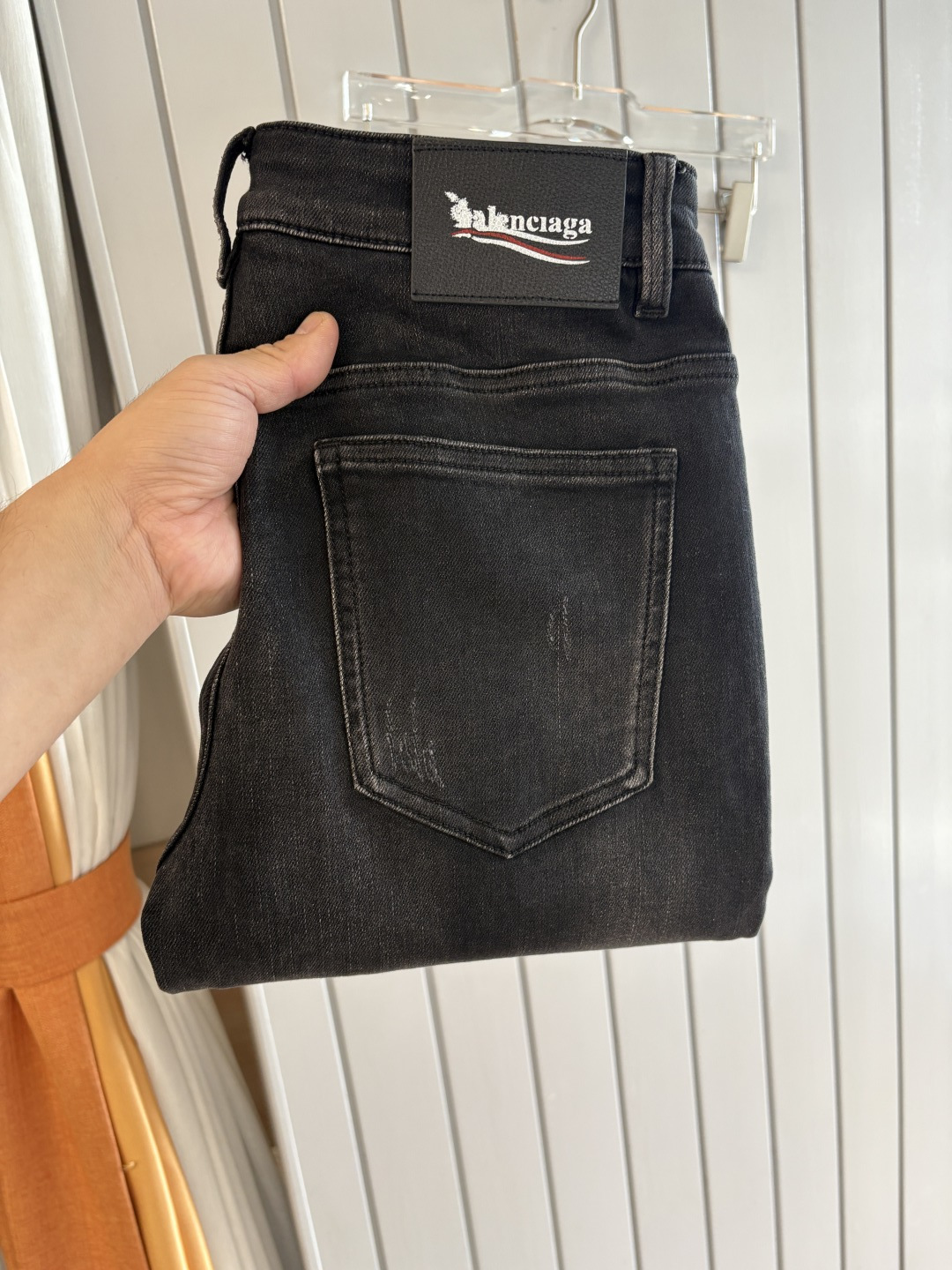 NO:628937,The counter's 2025 autumn and winter design recommendations. Hot-selling jeans with soft skin-friendly fabrics. Luxurious first-layer cowhide waistband. Classic blue wash. Limited edition in the counter. Luxurious custom-made fabrics. Craftsmanship + wash. Foreign trade quality and detail processing. I absolutely love this color. I love it. I love the single color and the versatile style. Stretch slim small straight pants size. 29-38, 35 and no 37 sizes. FFF001,,jeans,cowhide,alexander  wang19860909专柜2025秋冬设计推荐 热卖牛仔裤柔软亲肤面料 奢华头层牛皮腰牌 经典蓝洗水 专柜限量款 奢华感订制面料 工艺+洗水外贸品质感细节处理满满到位 这颜色绝对爱了爱了爆单款色系百搭大牛味 弹力修身小直筒裤型 尺码.29-38有35无37码 FFF001,,jeans,cowhide,alexander wang,Men's clothing