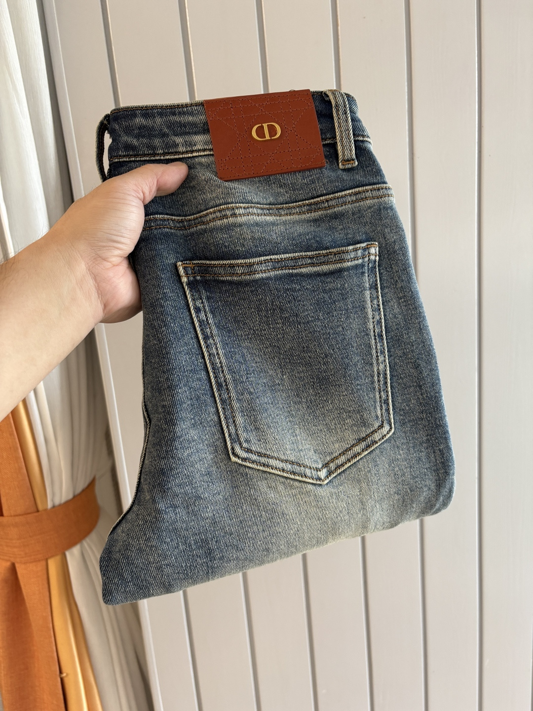 NO:599366,The counter's 2025 autumn and winter design recommendations. Hot-selling jeans with soft skin-friendly fabrics. Luxurious first-layer cowhide waistband. Classic blue wash. Limited edition in the counter. Luxurious custom-made fabrics. Craftsmanship + wash. Foreign trade quality and detail processing. I absolutely love this color. I love it. I love the single color and the versatile style. Stretch slim small straight pants size. 29-38, 35 and no 37 sizes. FFF001,,jeans,cowhide,alexander  wang19860909专柜2025秋冬设计推荐 热卖牛仔裤柔软亲肤面料 奢华头层牛皮腰牌 经典蓝洗水 专柜限量款 奢华感订制面料 工艺+洗水外贸品质感细节处理满满到位 这颜色绝对爱了爱了爆单款色系百搭大牛味 弹力修身小直筒裤型 尺码.29-38有35无37码 FFF001,,jeans,cowhide,alexander wang,Men's clothing