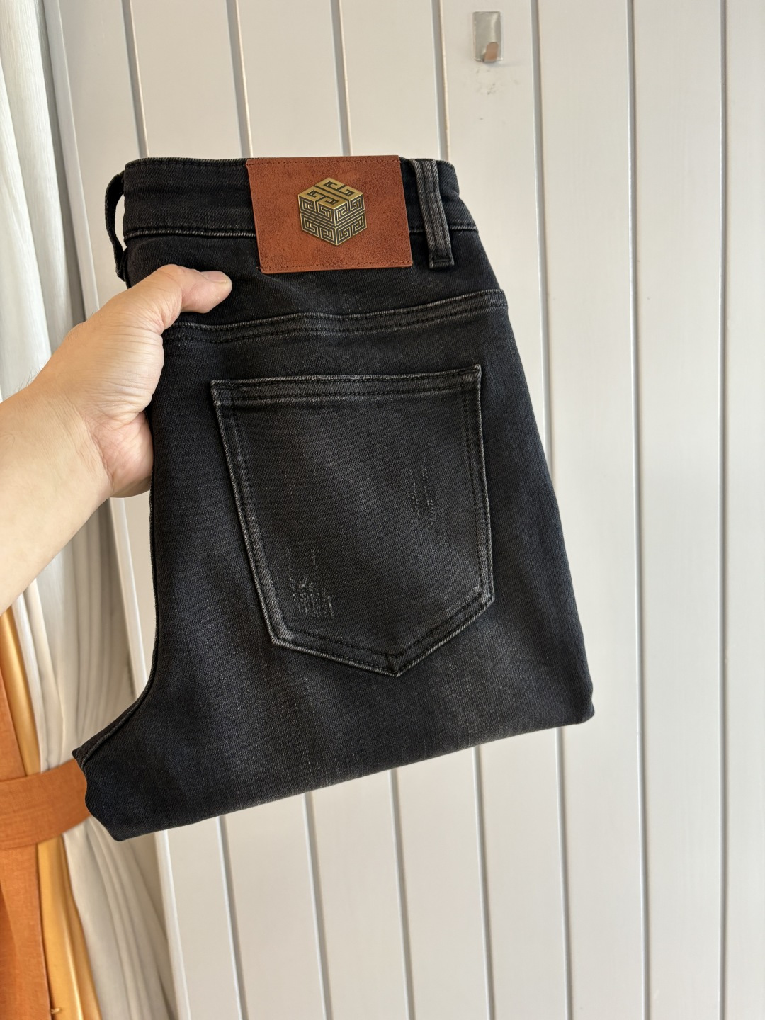 NO:599363,The counter's 2025 autumn and winter design recommendations. Hot-selling jeans with soft skin-friendly fabrics. Luxurious first-layer cowhide waistband. Classic blue wash. Limited edition in the counter. Luxurious custom-made fabrics. Craftsmanship + wash. Foreign trade quality and detail processing. I absolutely love this color. I love it. I love the single color and the versatile style. Stretch slim small straight pants size. 29-38, 35 and no 37 sizes. FFF001,,jeans,cowhide,alexander  wang19860909专柜2025秋冬设计推荐 热卖牛仔裤柔软亲肤面料 奢华头层牛皮腰牌 经典蓝洗水 专柜限量款 奢华感订制面料 工艺+洗水外贸品质感细节处理满满到位 这颜色绝对爱了爱了爆单款色系百搭大牛味 弹力修身小直筒裤型 尺码.29-38有35无37码 FFF001,,jeans,cowhide,alexander wang,Men's clothing