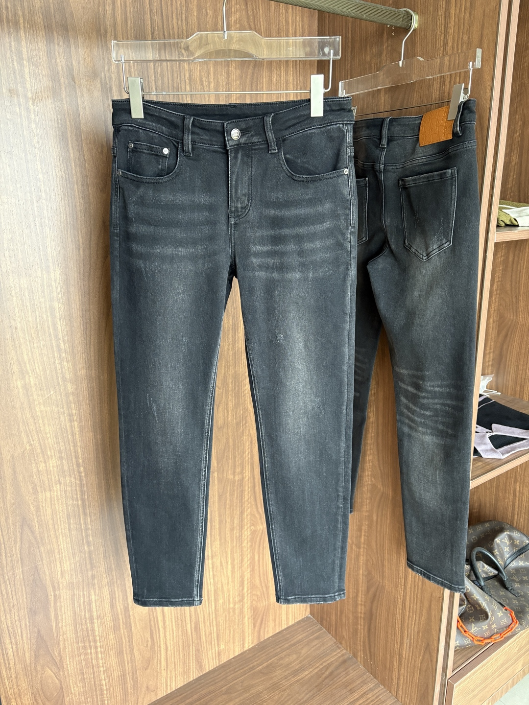 NO:628919,The counter's 2025 autumn and winter design recommendations Hot-selling jeans with soft skin-friendly fabrics Luxurious first-layer cowhide waist tag Classic blue wash Limited edition in the counter Luxurious custom-made fabrics Craftsmanship + wash Foreign trade quality and detail processing19860909专柜2025秋冬设计推荐 热卖牛仔裤柔软亲肤面料 奢华头层牛皮腰牌 经典蓝洗水 专柜限量款 奢华感订制面料 工艺+洗水外贸品质感细节处理满满到位 这颜色绝对爱了爱了爆单款色系百搭大牛味 弹力修身小直筒裤型 尺码.29-38有35无37码,,jeans,cowhide,alexander wang,Men's clothing