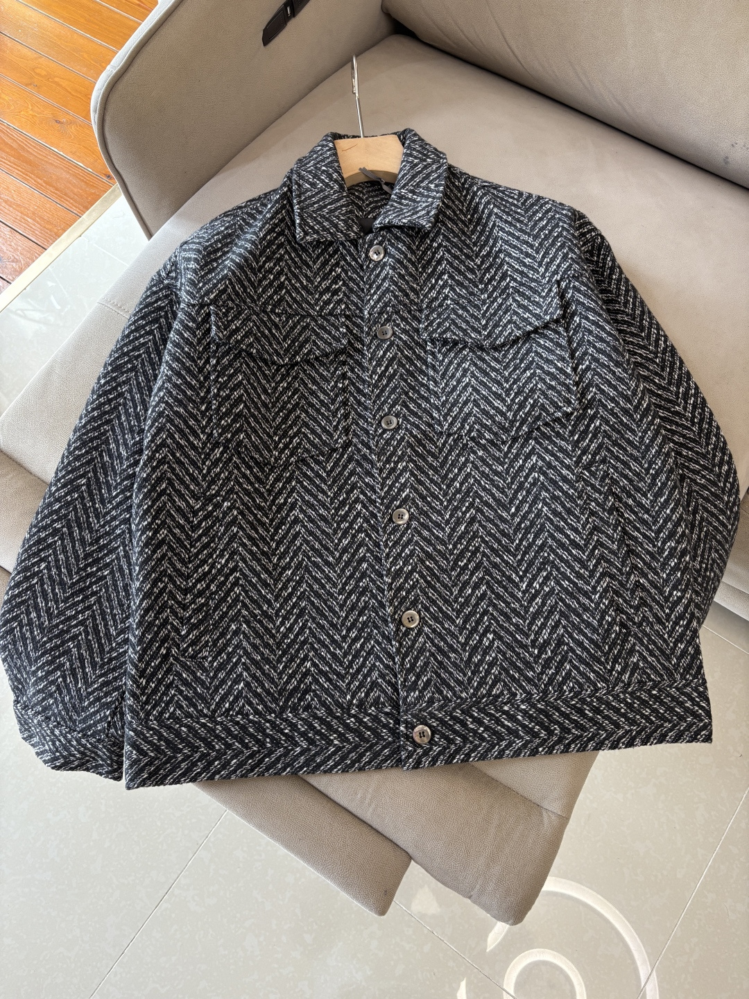 NO:613754,The latest linen jacket from the LP counter is made from a specific original linen fabric. The linen material gives the jacket excellent wear resistance and wrinkle resistance, ensuring that it can remain crisp and stylish when worn for a long time; it keeps you dry and comfortable while wearing it. The unique luster and feel of the fabric make it more luxurious and textured. In addition to high-quality fabrics, this jacket has also put a lot of effort into the design. Lapel collar  The loop design is elegant yet practical; the perfect combination of magnetic buckles and metal zippers makes every outfit a display of taste; the slits and folding design on the cuffs increase the flexibility of the jacket, allowing you to enjoy fashion while also feeling intimate warmth; the wide hem design makes the jacket fit more closely to your body, making it easy to wear in both leisure and business situations!  Size M-XXL FFF001,,loro piana,jackets & coats,jackets & coats,alexander wang19860909LP专柜最新款麻料夹克外套,特定原版麻料面料,麻料赋予夹克优良的耐磨性和抗皱性,确保长时间穿着仍能保持挺括有型；让您在穿着时始终保持干爽舒适,面料独特的光泽和手感,使其更加奢华有质感,除了优质的面料,这款夹克在设计上也下足了功夫.翻领领袢设计,优雅大方又不失实用性；磁吸扣与金属拉链的完美结合,让每一次穿搭都成为品味的展现；袖口开衩与收折设计,增加了夹克的灵活性,让您在享受时尚的同时也能感受到贴心的温暖；宽下摆设计则让夹克更加贴合身形,无论休闲还是商务场合都能轻松驾驭！ 码数M-XXL FFF001,,loro piana,jackets & coats,jackets & coats,alexander wang,Men's clothing