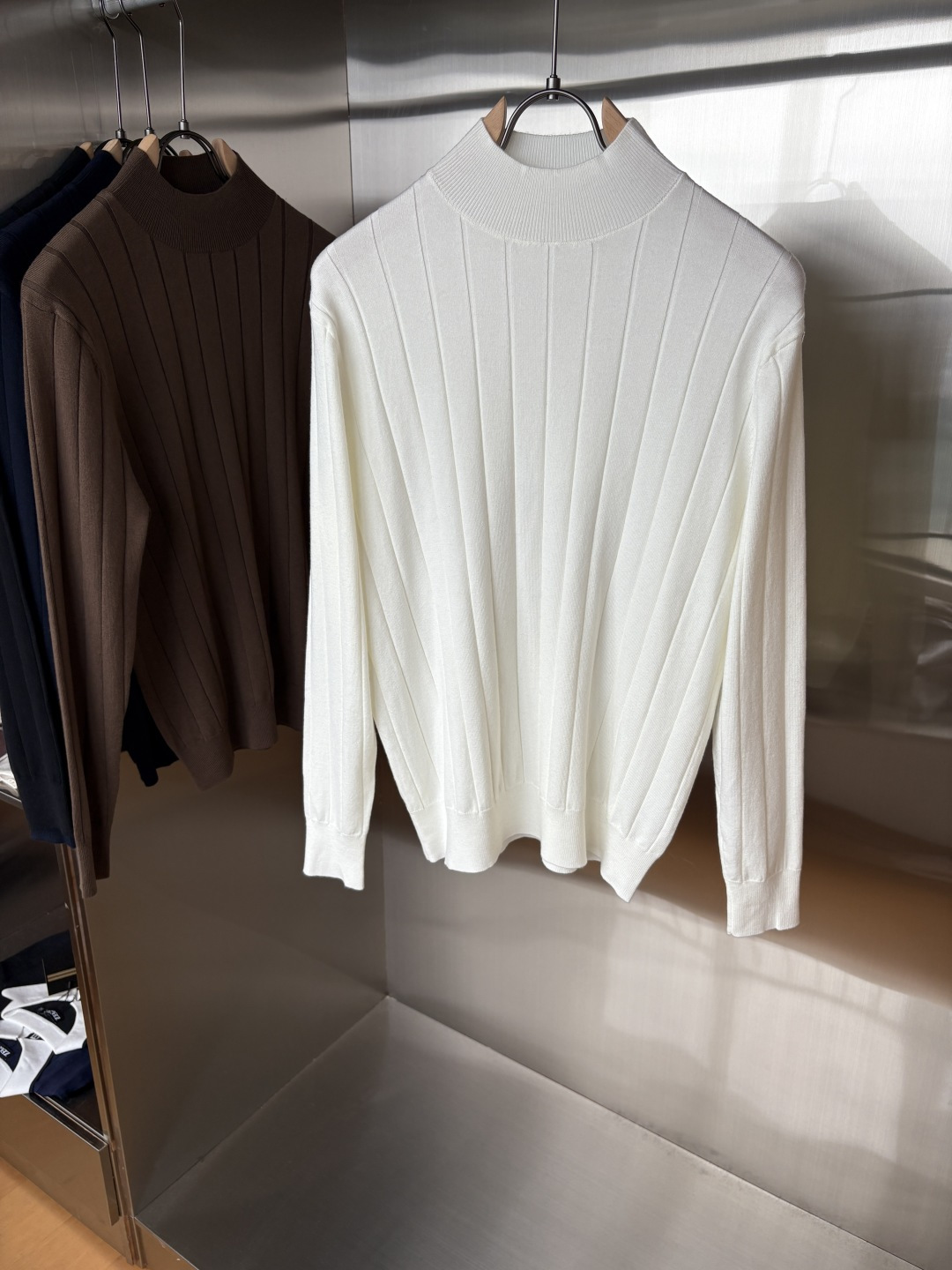 NO:610413,The 'Time-consuming King' diamond jacquard design selects ultra-fine high-quality yarns for the lapel short-sleeved men's collection. The 'Time-consuming King' round neck is a luxurious craftsmanship that touches the skin. The diamond-shaped hollow jacquard is made with ingenuity. The three-dimensional diamond-shaped jacquard that took several months to carve creates an architectural aesthetic texture between the warp and weft.  The simple lapel outlines neat lines, and the short-sleeved cut is suitable for many scenes - when layered with a suit in a business meeting, it looks elegant, or when worn alone in leisure time, it shows the gentleman's taste. The collection style will never fade. The details are testimony to the quality. Precision machining ensures that the seams are smooth and the bone reinforcement is durable and not deformed; the collar thread has been washed and tested, and it still looks like new after long-term wear. Every detail is a testimony of 'time-consuming'. Size M-XXL,, T-shirt, business suit, alexander  wang19860909耗时王”菱形提花设计甄选超细优质纱线翻领短袖男士典藏款「耗时王」圆领奢雅工艺,触肤即高阶. 匠心底蕴菱形镂空提花 耗时数月雕琢的立体菱形提花,经纬间织就建筑美学肌理,光影穿透时显隐交错,举手投足尽展低调奢华. 经典型格翻领短袖设计 简约翻领勾勒利落线条,短袖剪裁适配多场景——商务会晤时叠搭西装显儒雅,休闲时光单穿流露绅士品味,典藏款型永不褪色. 细节至臻品质见证 精密车工确保接缝平整,骨位加固耐穿不变形；领口螺纹经水洗测试,久穿仍挺括如新,每一处细节皆为「耗时」证言. 码数M-XXL,,T-shirt,business suit,alexander wang,Men's clothing