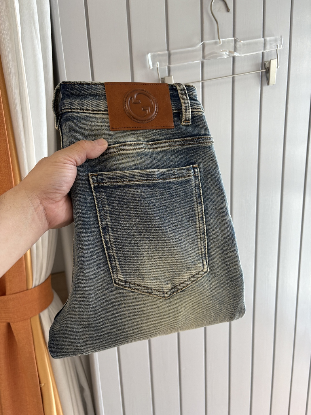 NO:601646,Recommended autumn and winter designs at the counter. Best-selling jeans with soft skin-friendly fabrics. Luxurious first-layer cowhide waist tags. Classic blue wash. Limited edition at the counter. Luxurious custom-made fabrics. Craftsmanship + wash. Foreign trade quality and detail processing. I absolutely love this color. I love it. Hot sale in the counter for autumn and winter. Pre-sale. Sold out. Hot single color. Versatile. Big cow flavor. Stretch slim small straight pants. Size. 29-38, 35, no 37. FFF001  020,,jeans,cowhide,alexander wang19860909专柜秋冬设计推荐 热卖牛仔裤柔软亲肤面料 奢华头层牛皮腰牌 经典蓝洗水 专柜限量款 奢华感订制面料 工艺+洗水外贸品质感细节处理满满到位 这颜色绝对爱了爱了专柜秋冬热卖预售即售完款爆单款色系百搭大牛味 弹力修身小直筒裤型 尺码.29-38有35无37码 FFF001 020,,jeans,cowhide,alexander wang,Men's clothing