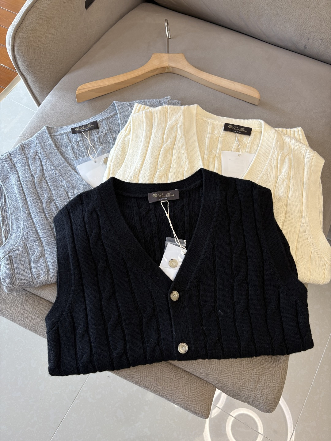 NO:610395,The 'Time-consuming King' diamond jacquard design selects ultra-fine high-quality yarns for the lapel short-sleeved men's collection. The 'Time-consuming King' round neck is a luxurious craftsmanship that touches the skin. The diamond-shaped hollow jacquard is made with ingenuity. The three-dimensional diamond-shaped jacquard that took several months to carve creates an architectural aesthetic texture between the warp and weft.  The simple lapel outlines neat lines, and the short-sleeved tailoring is suitable for many scenes - when layered with a suit in a business meeting, it looks elegant, or when worn alone in leisure time, it shows the gentleman's taste, and the collection style will never fade. The details are testimony to the quality. Precision turning ensures that the seams are smooth and the bones are reinforced and durable and not deformed; the collar thread has been washed and tested, and it still looks like new after long-term wear. Every detail is a testimony of 'time-consuming'. Size M-XXL FFF001,, T-shirt, business  suit,alexander wang19860909耗时王”菱形提花设计甄选超细优质纱线翻领短袖男士典藏款「耗时王」圆领奢雅工艺,触肤即高阶. 匠心底蕴菱形镂空提花 耗时数月雕琢的立体菱形提花,经纬间织就建筑美学肌理,光影穿透时显隐交错,举手投足尽展低调奢华. 经典型格翻领短袖设计 简约翻领勾勒利落线条,短袖剪裁适配多场景——商务会晤时叠搭西装显儒雅,休闲时光单穿流露绅士品味,典藏款型永不褪色. 细节至臻品质见证 精密车工确保接缝平整,骨位加固耐穿不变形；领口螺纹经水洗测试,久穿仍挺括如新,每一处细节皆为「耗时」证言. 码数M-XXL FFF001,,T-shirt,business suit,alexander wang,Men's clothing